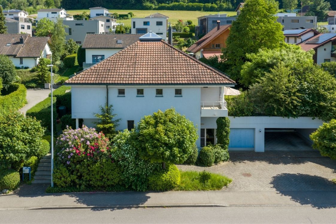 Frontansicht mit grosszügiger Zufahrt 