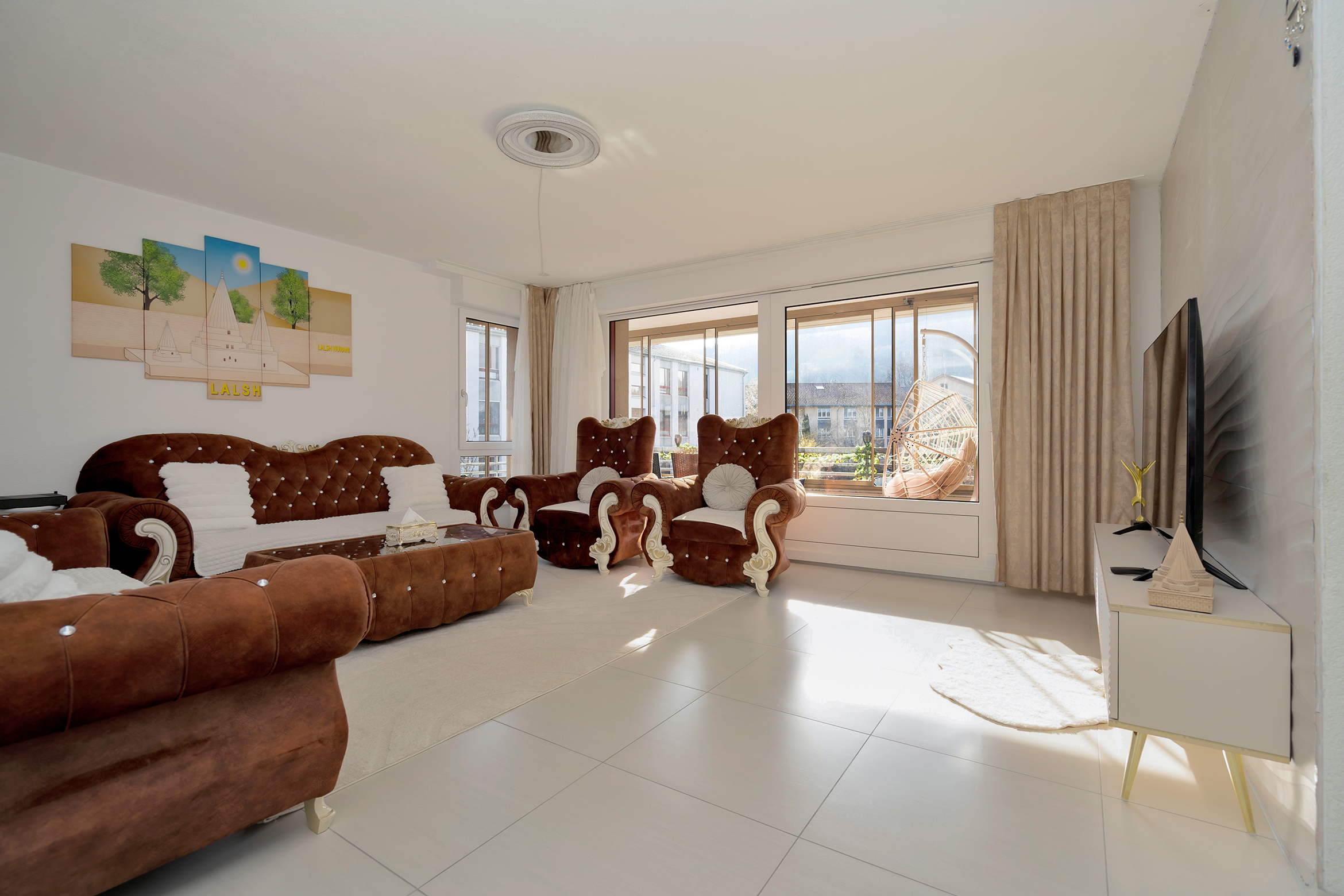 Lichtdurchflutetes Wohnzimmer mit direktem Ausgang zum Balkon