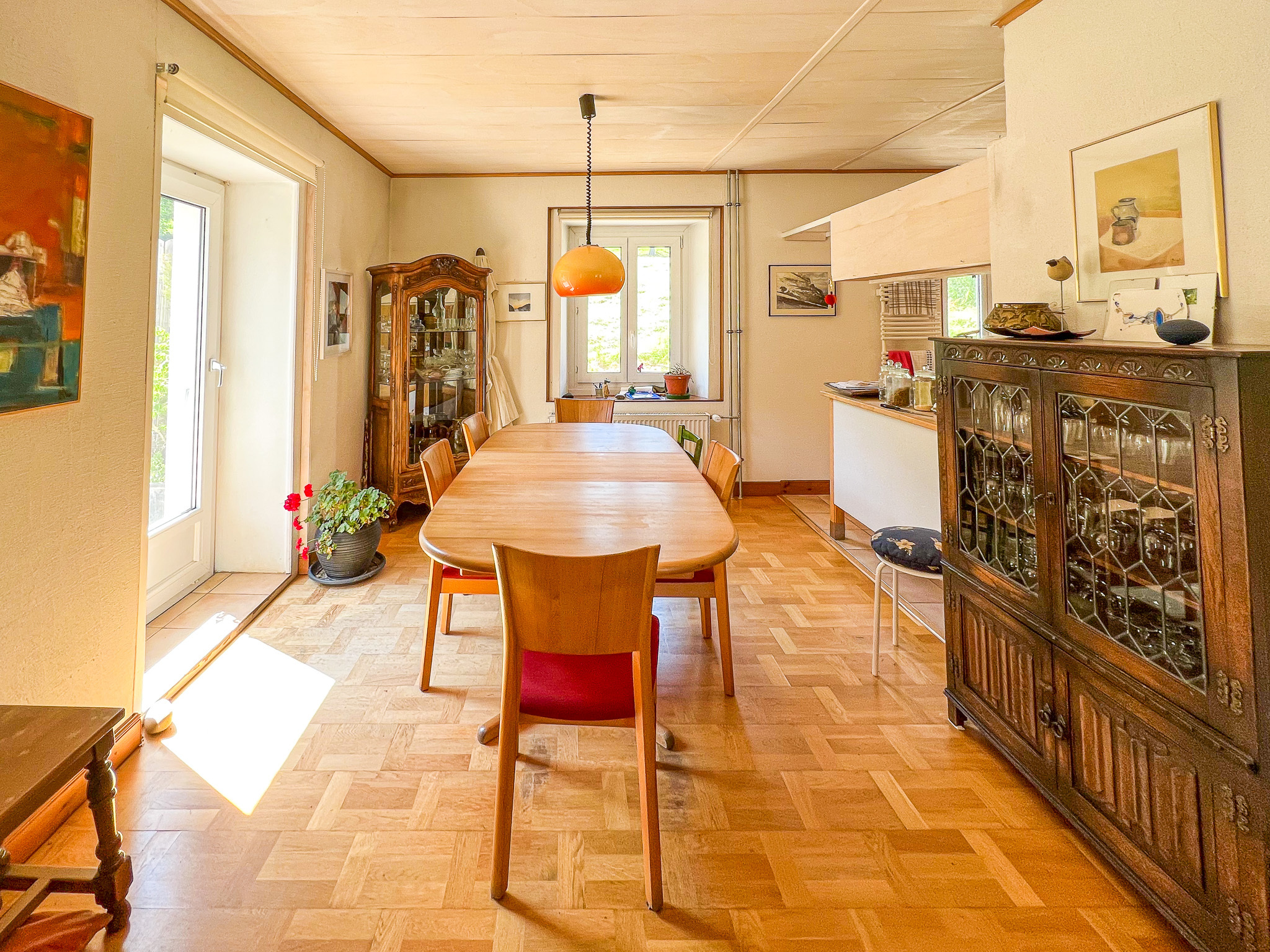 Espace salle à manger avec accès à la terrasse au rez supérieur Espace salle à manger avec accès à la terrasse au rez supérieur