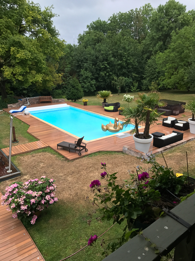 Garten mit Pool und altem Baumbestand