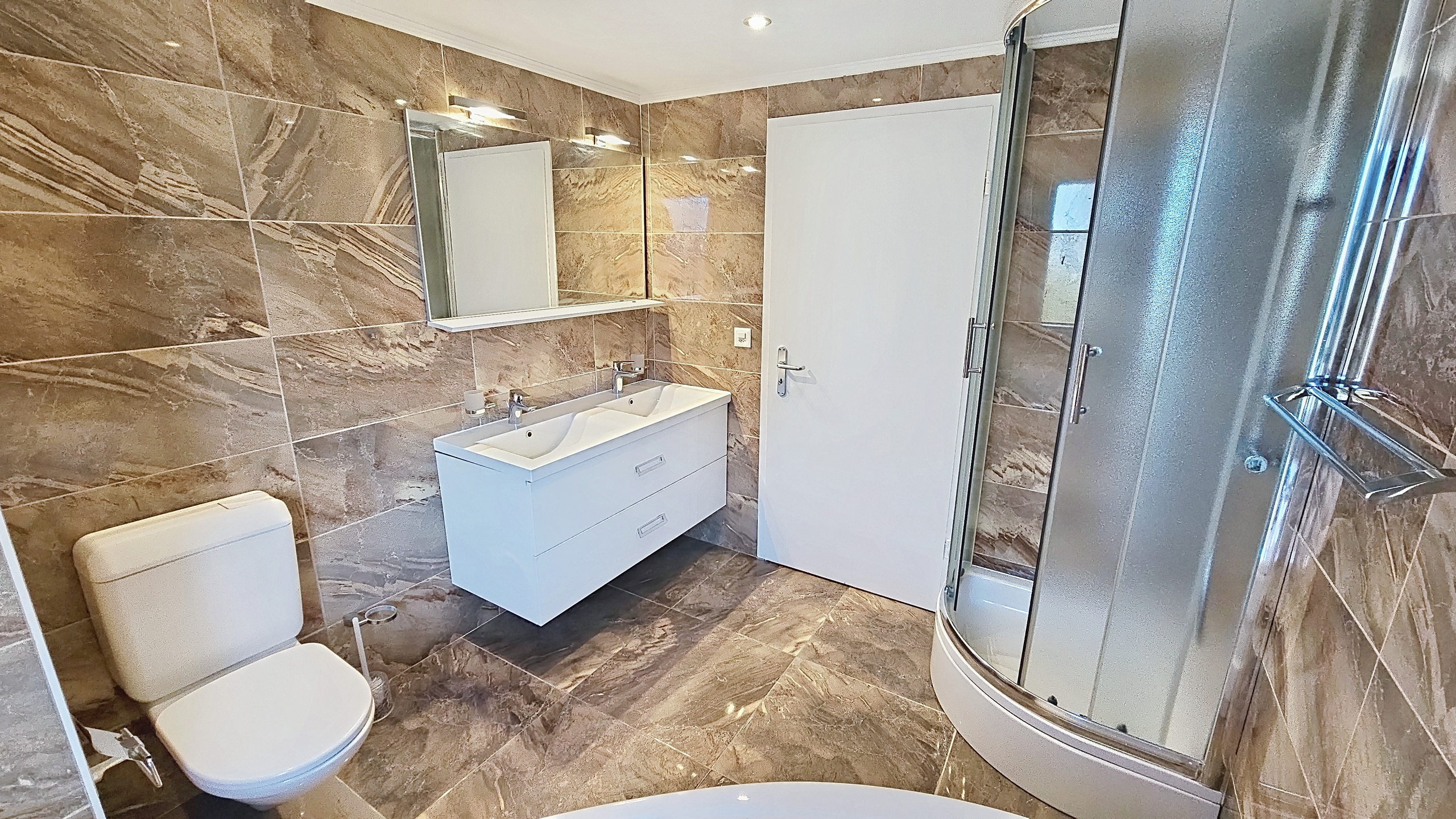 Salle de bain 1 - 1er étage Salle de bain 1 - 1er étage