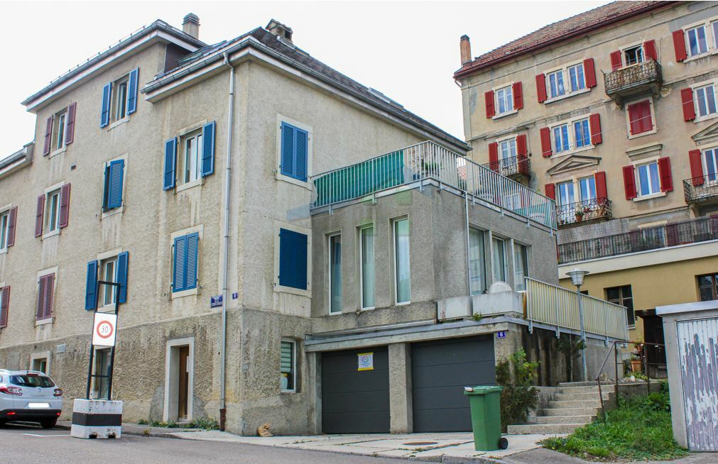 Vue bâtiment avec garages