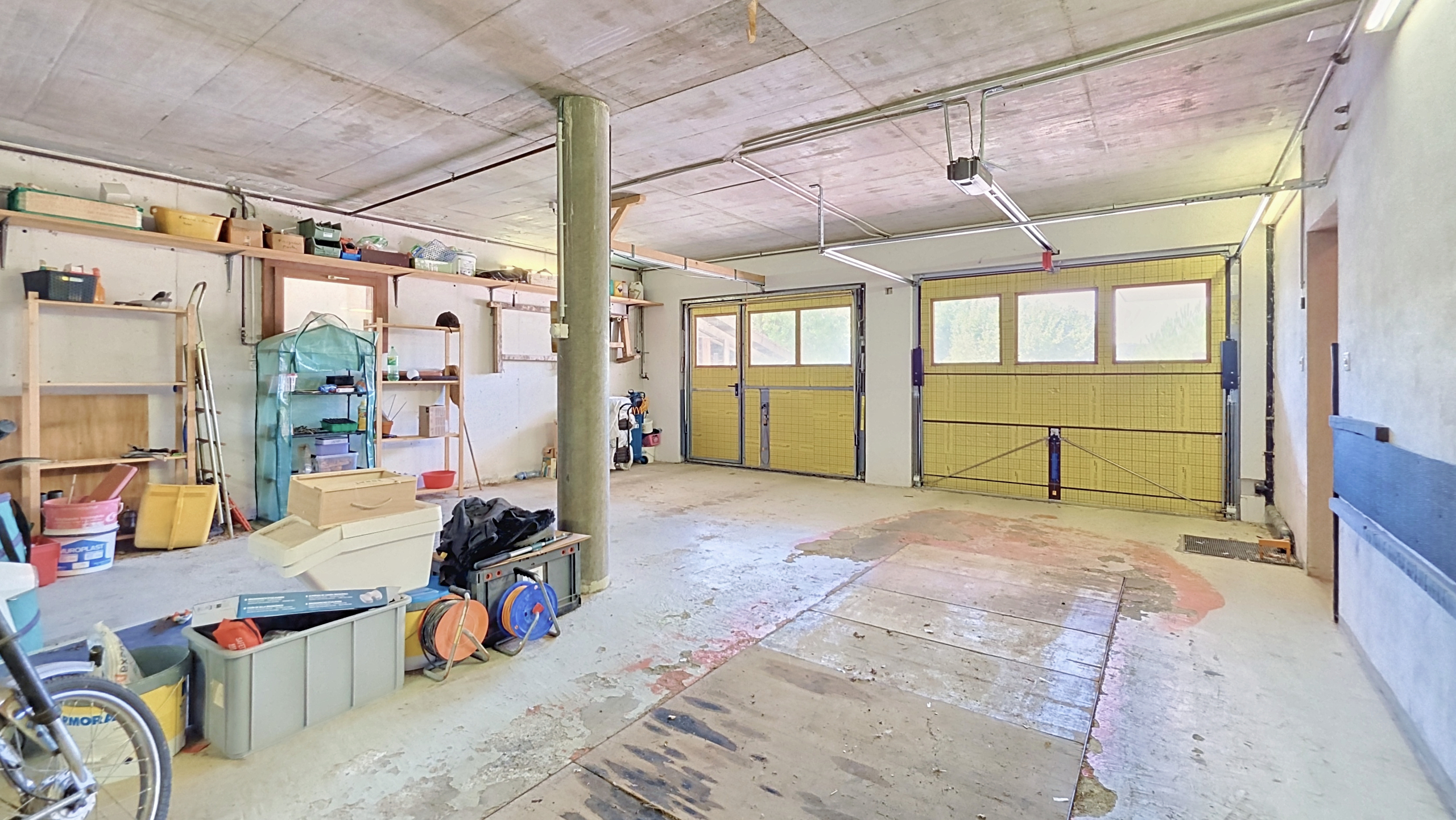 Rez inférieur - garage double / atelier