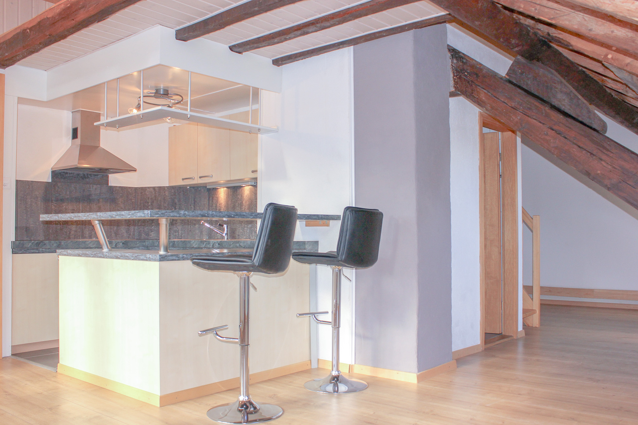 Loft dans les combles - cuisine agencée ouverte Loft dans les combles - cuisine agencée ouverte
