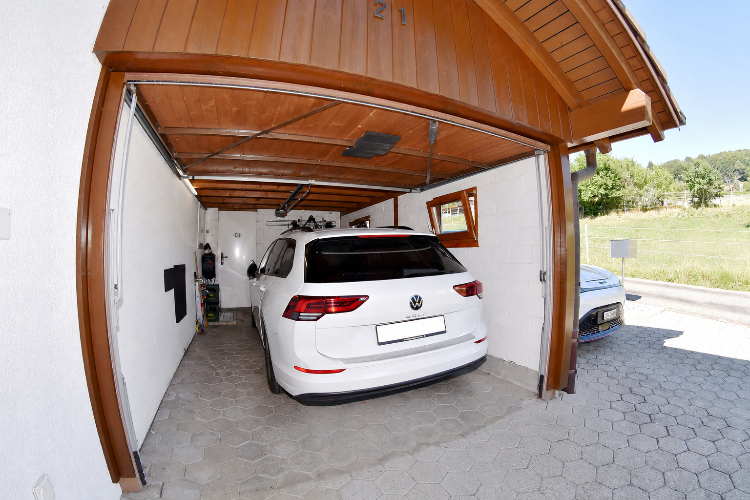 geschlossene Garage mit el. Torantrieb geschlossene Garage mit el. Torantrieb
