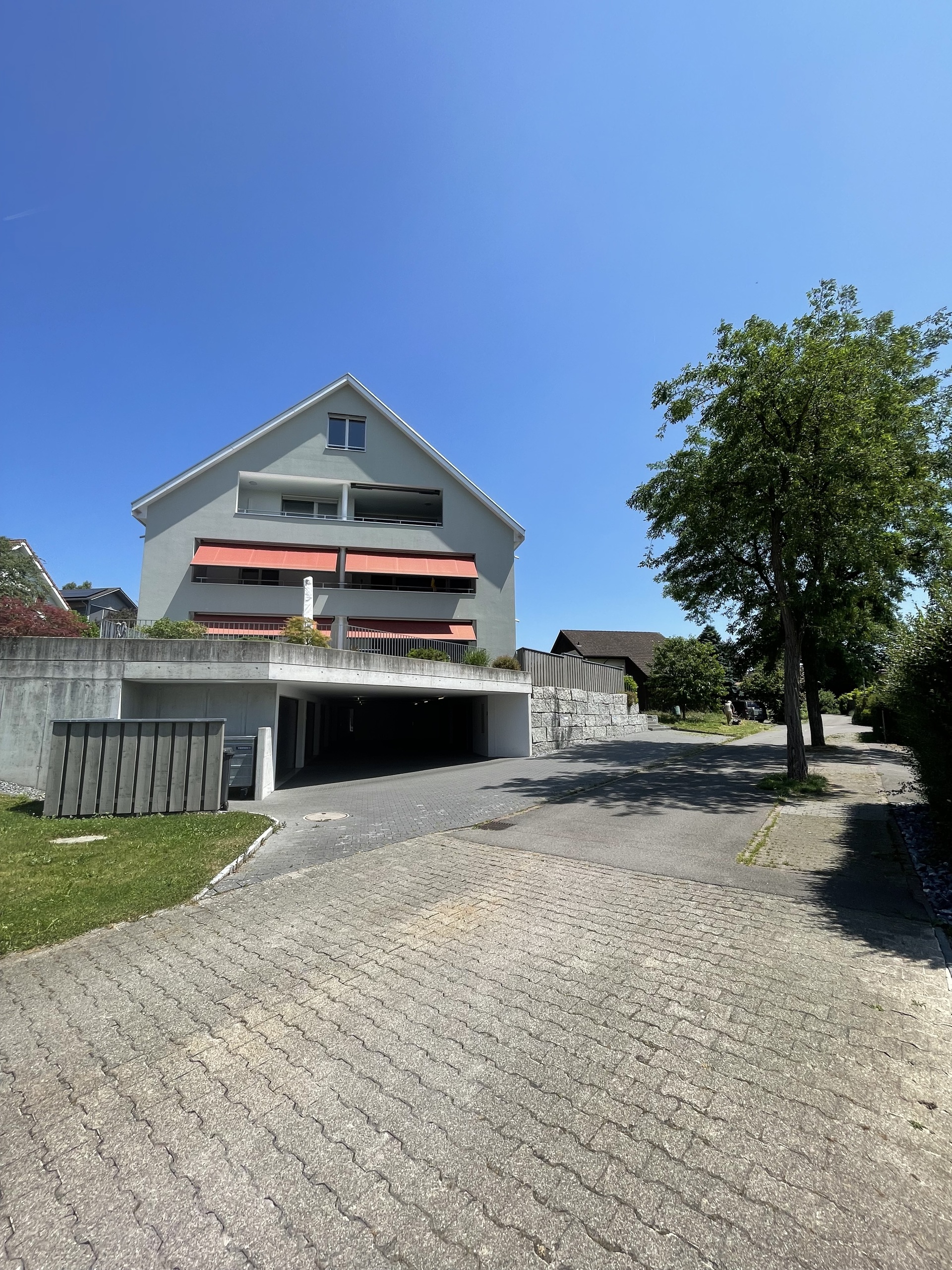 Einfahrt zu eigener Garageboxe (2 Fahrzeuge)