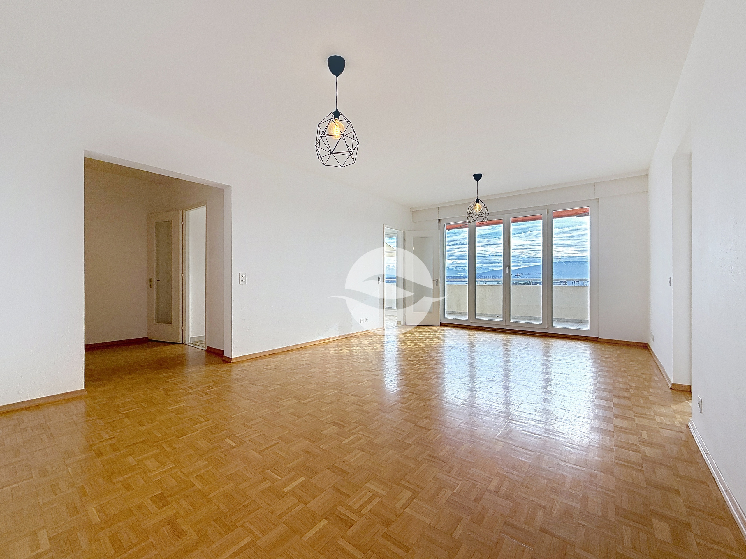 Séjour avec accès à la cuisine, au balcon et à la zone nuit