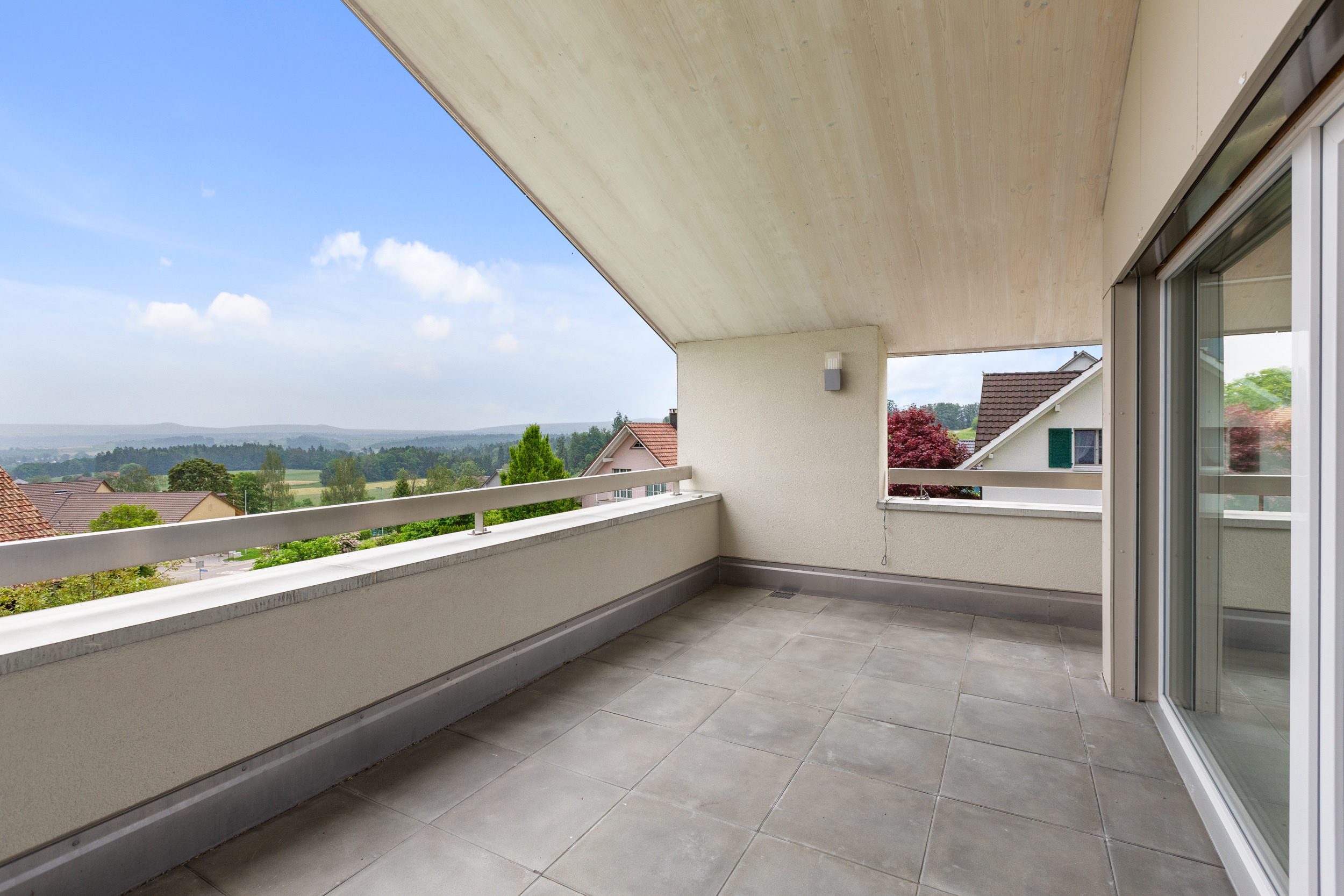 Die sonnenverwöhnte Terrasse und der überdachte Balkon mit Weitsicht laden zum Verweilen und Entspannen ein. Die sonnenverwöhnte Terrasse und der überdachte Balkon mit Weitsicht laden zum Verweilen und Entspannen ein.