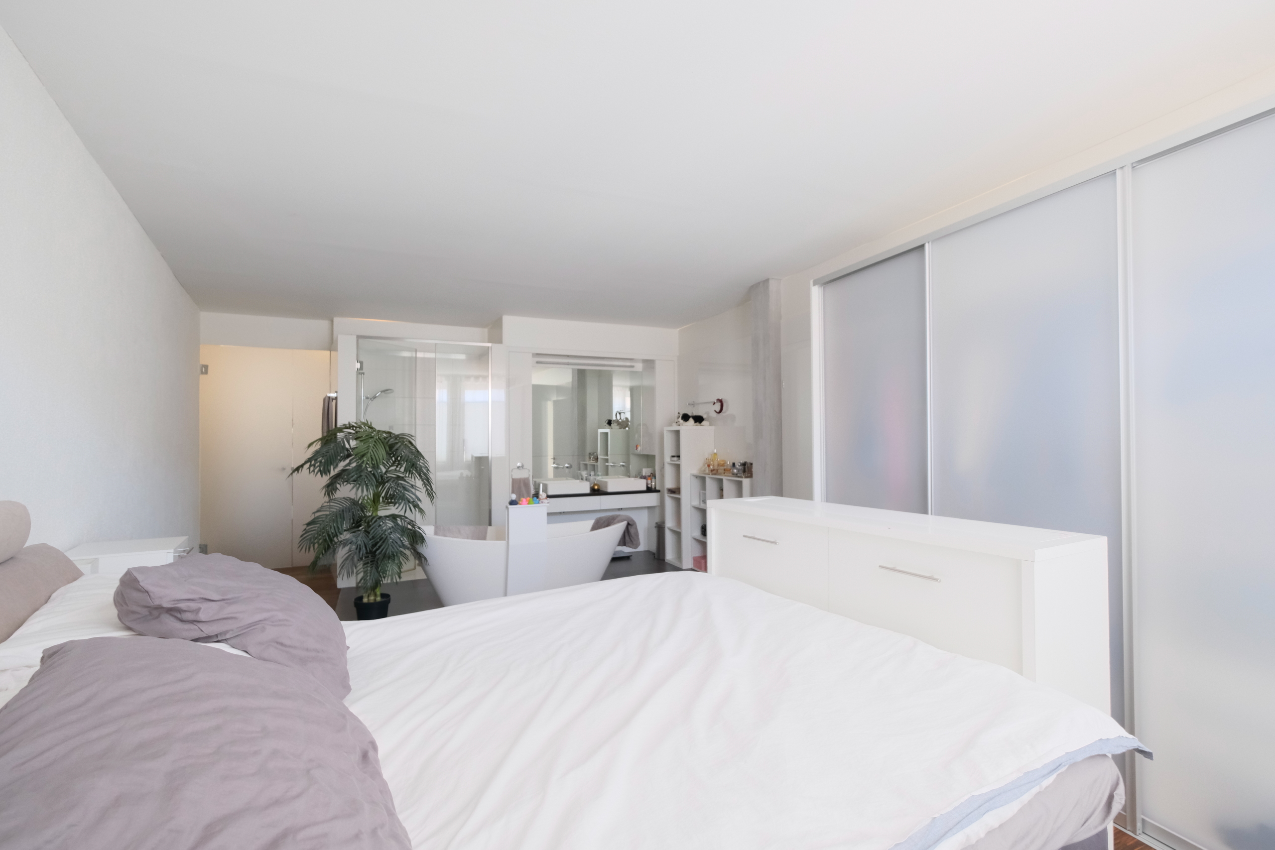 Schlafzimmer mit Badezimmer und Einbauschrank 