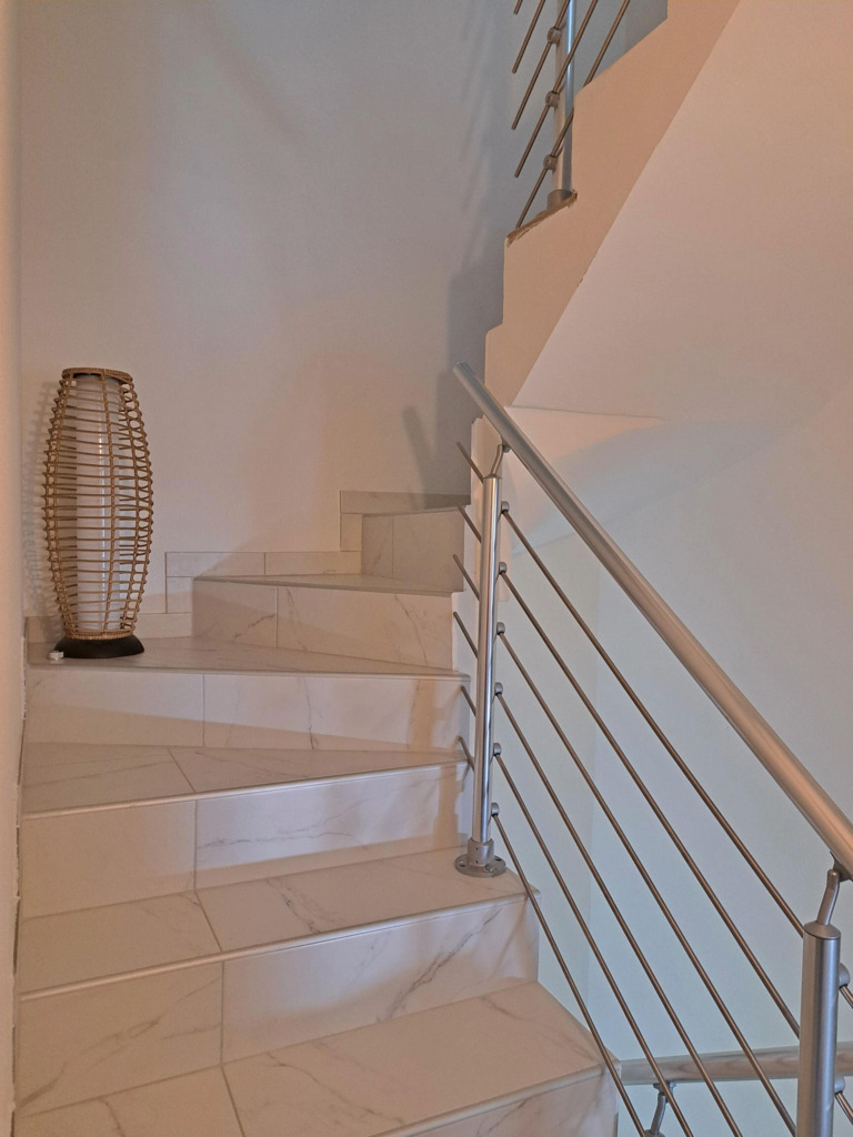 Nouveau 1 / 12 Appartement Appartement de 5.5 pièces en location à Valangin - 150 m² CHF 1'850.-/mois + ch. Rte de Neuchâtel 13, 2042 Valangin Rez-de-chaussée 01.11.2026 APPARTEMENT TRIPLEX 5.5 PIECES 150 M2 AVEC TERRASSE Magnifique appartement neuf de 5.5 pièces en triplex de 150 m2 avec terrasse en L offrant. rez de chaussée : une cuisine moderne ouverte sur le séjour avec baies vitrées donnant sur la terrasse et un poêle, un hall d'entrée, une salle de douche/WC, un local 1er étage : trois chambres avec parquet moderne en vinyle, une salle de douche/WC 2ème étage : une chambre mansardée avec cachet et une salle de douche/WC privative. Ce bien est idéal pour une famille ou pour une colocation, situé à mi-chemin de Neuchâtel et la Chaux-de-Fonds.