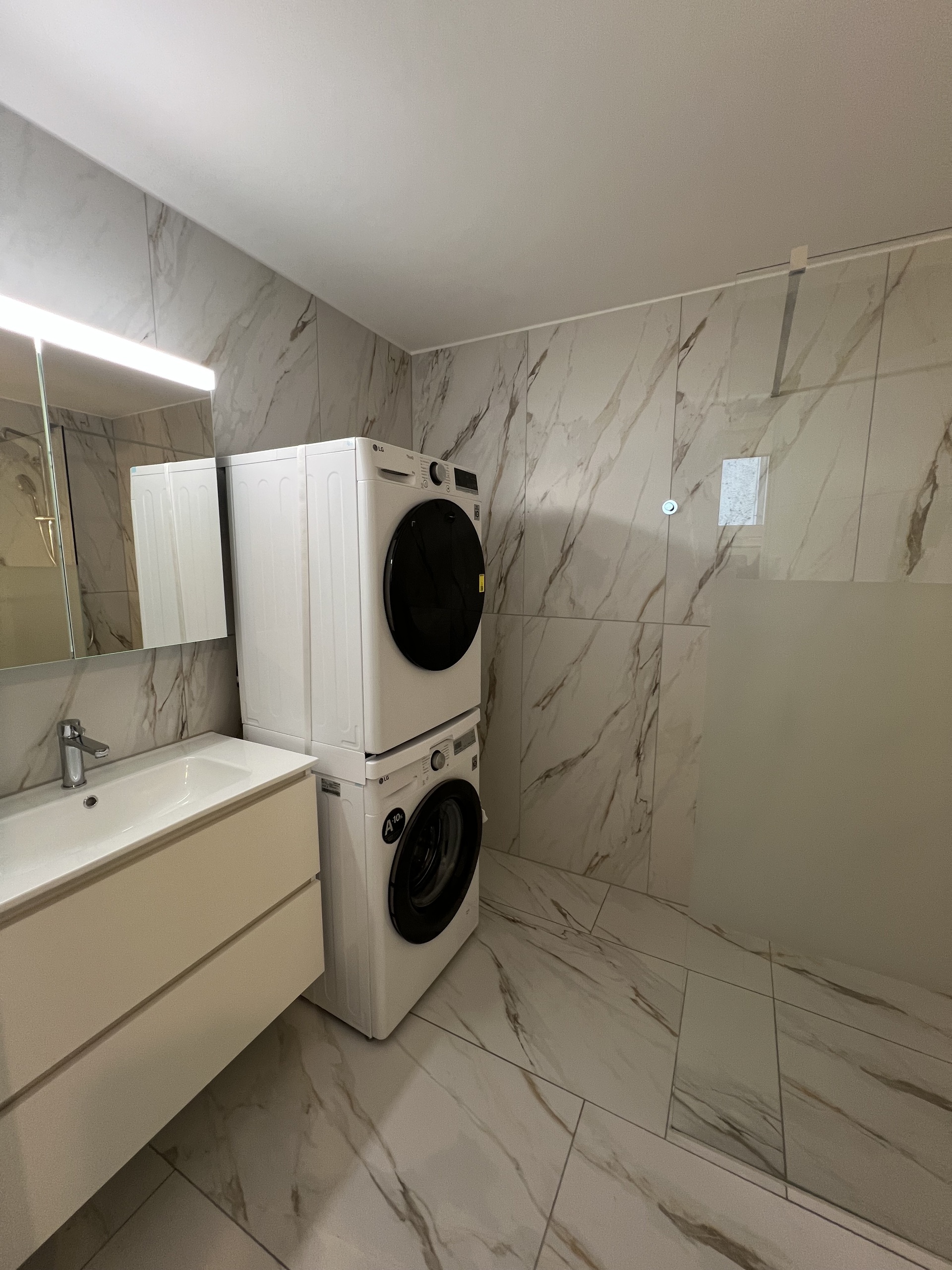 SALLE DE DOUCHE / BUANDERIE