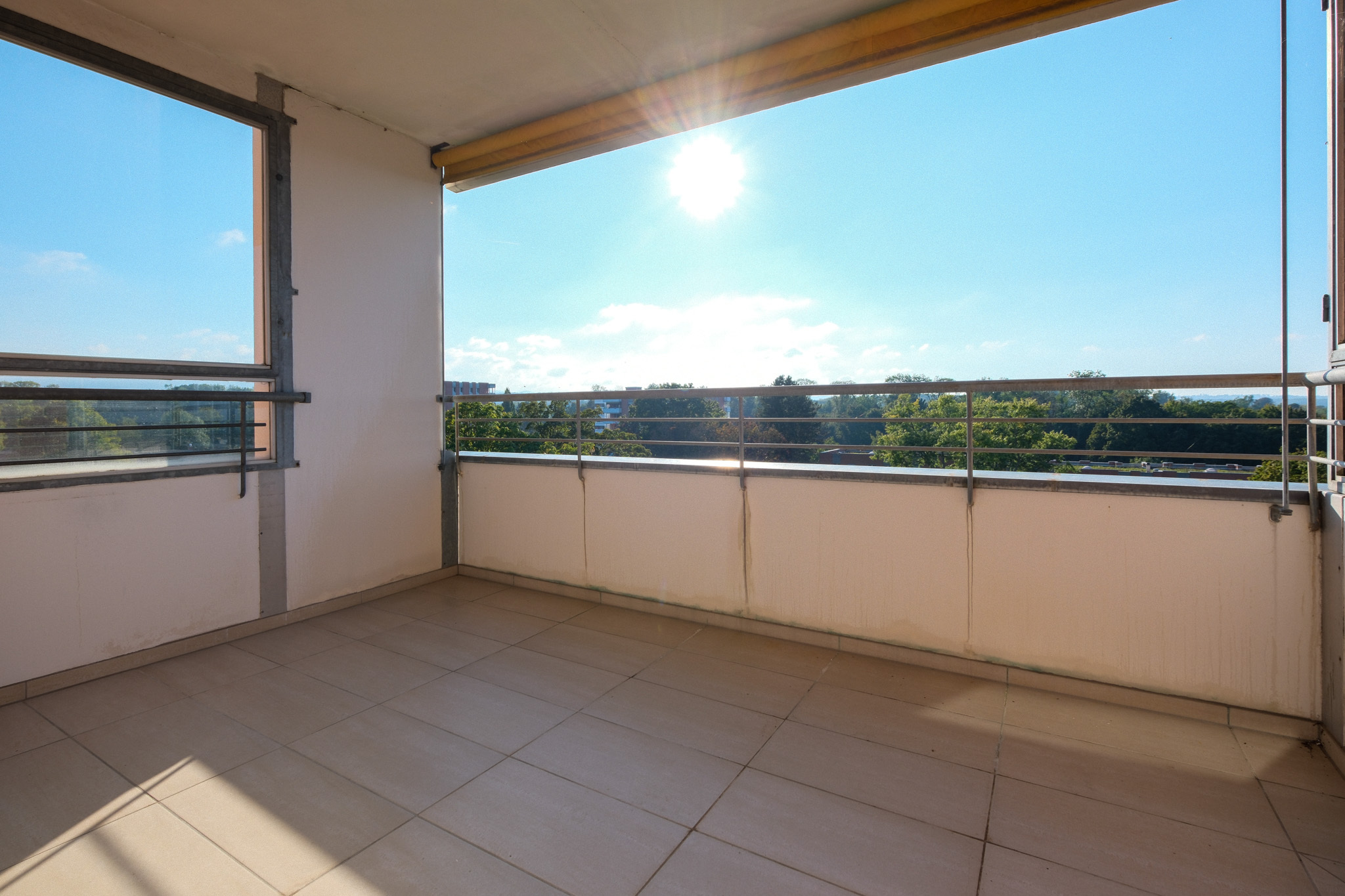 Balkon mit Aussicht und Abendsonne