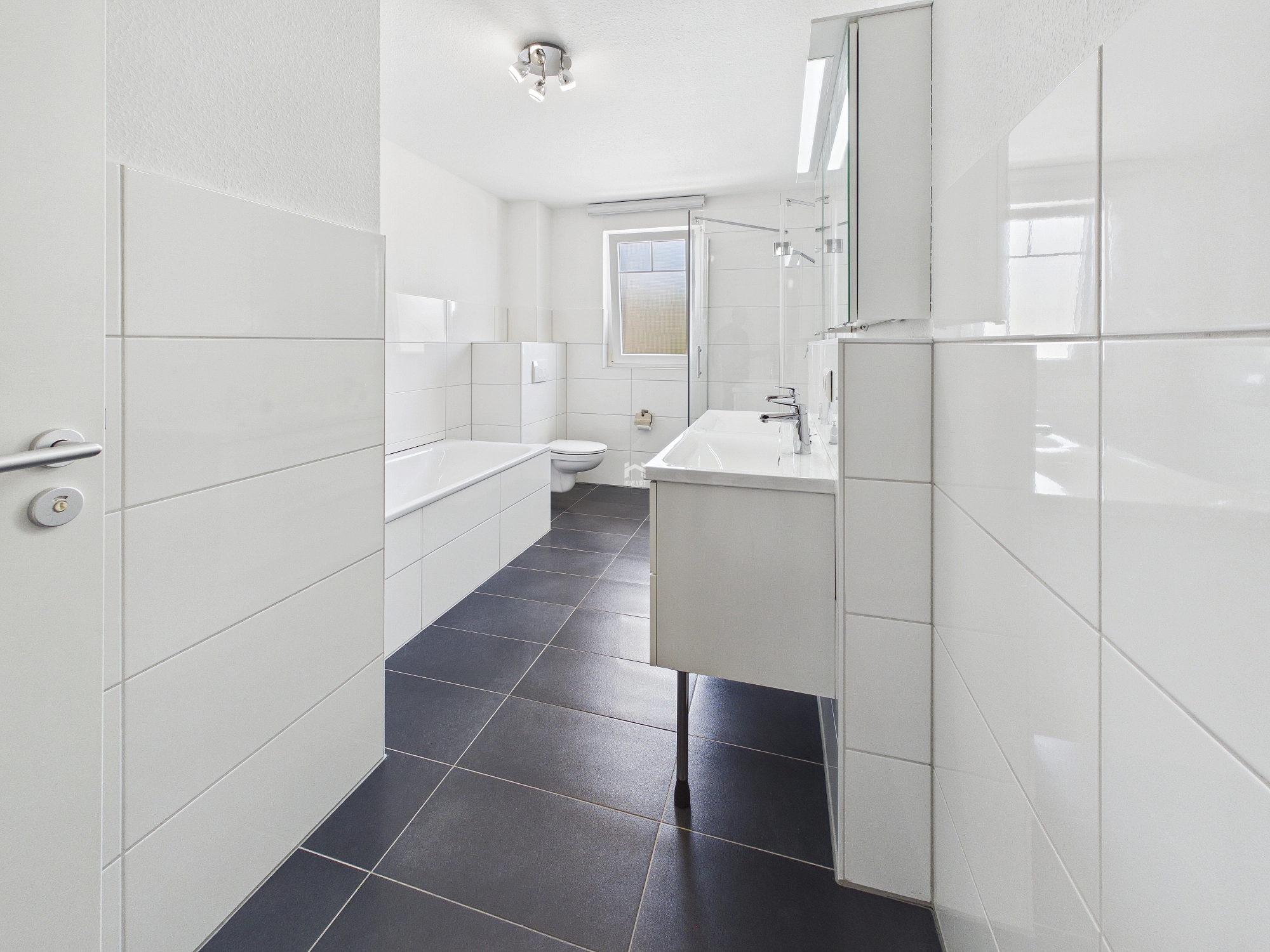 Badezimmer mit Dusche und Badewanne OG