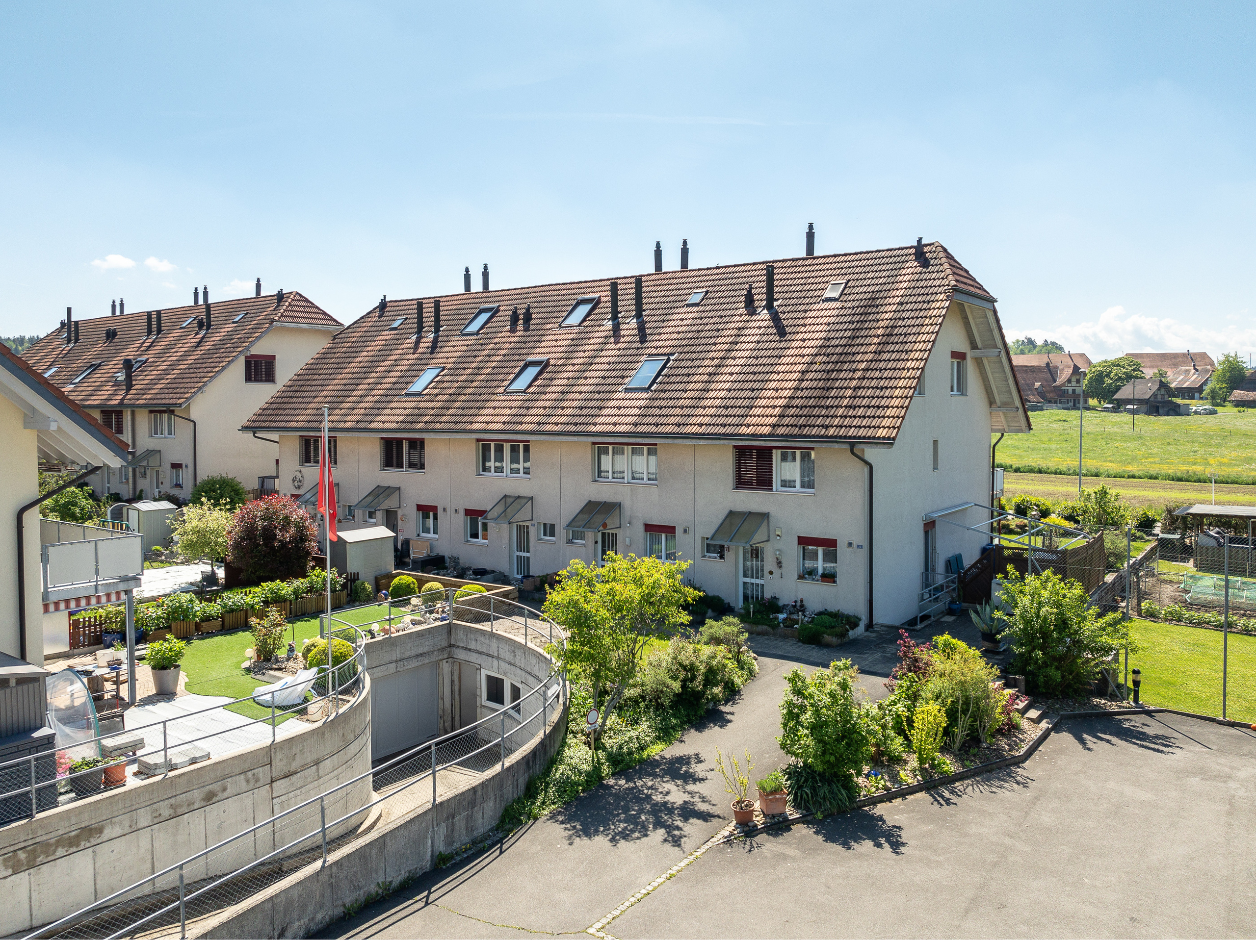 HAUSZUFAHRT_EINSTELLHALLENPLATZ