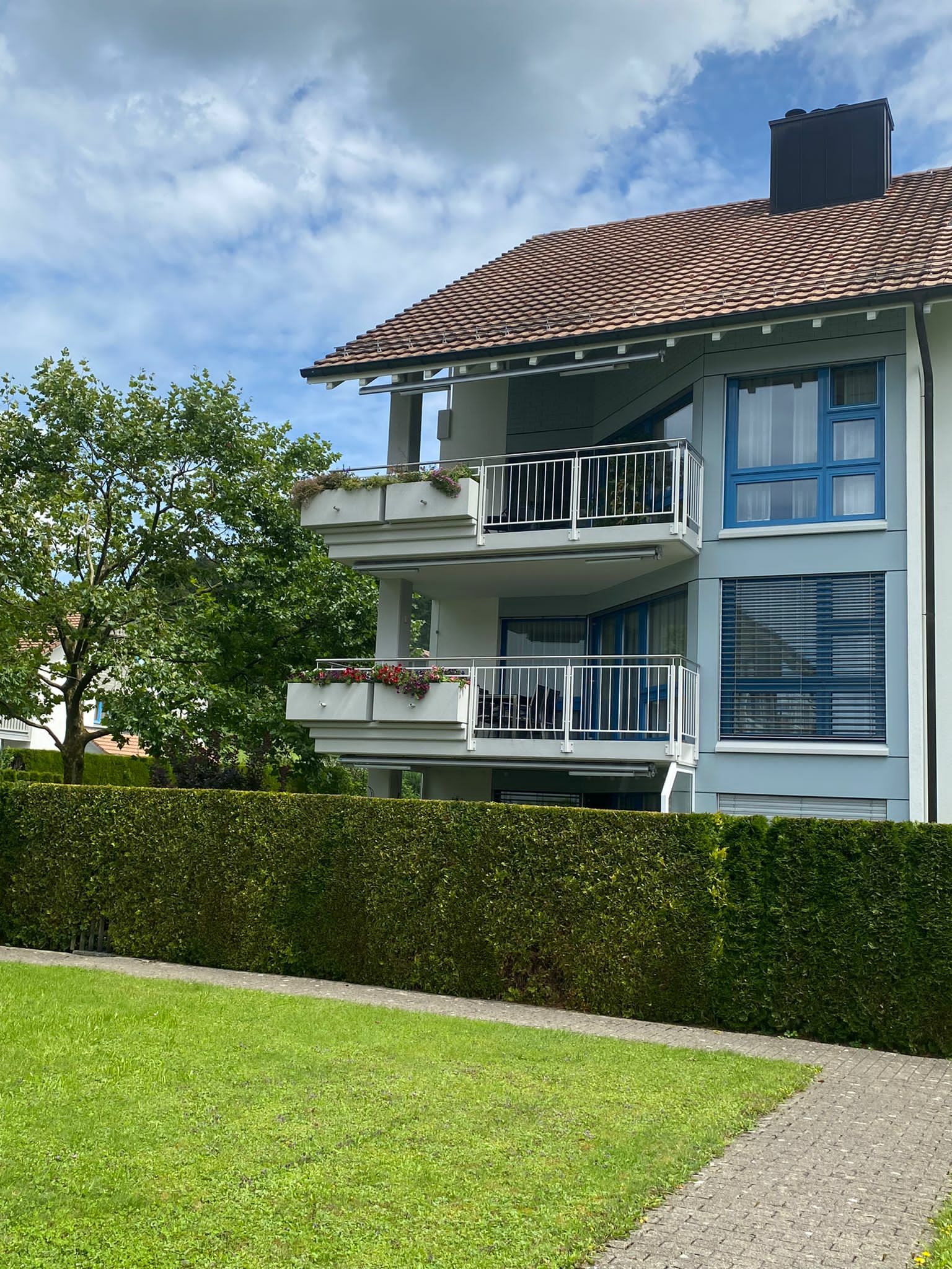 Hausansicht mit Balkon 2.OG