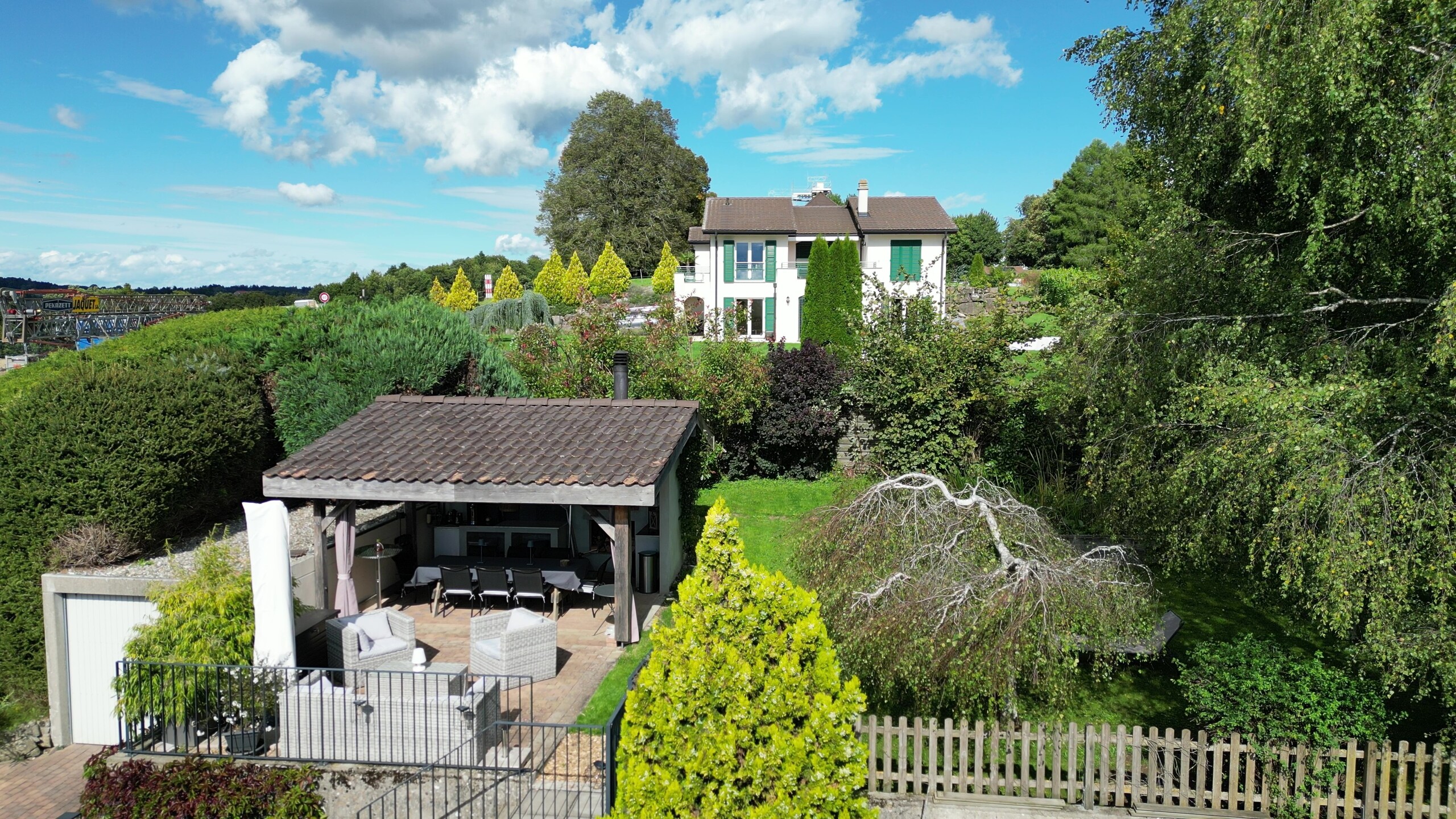 Vue de la terrasse couverte avec four à pizza Vue de la terrasse couverte avec four à pizza