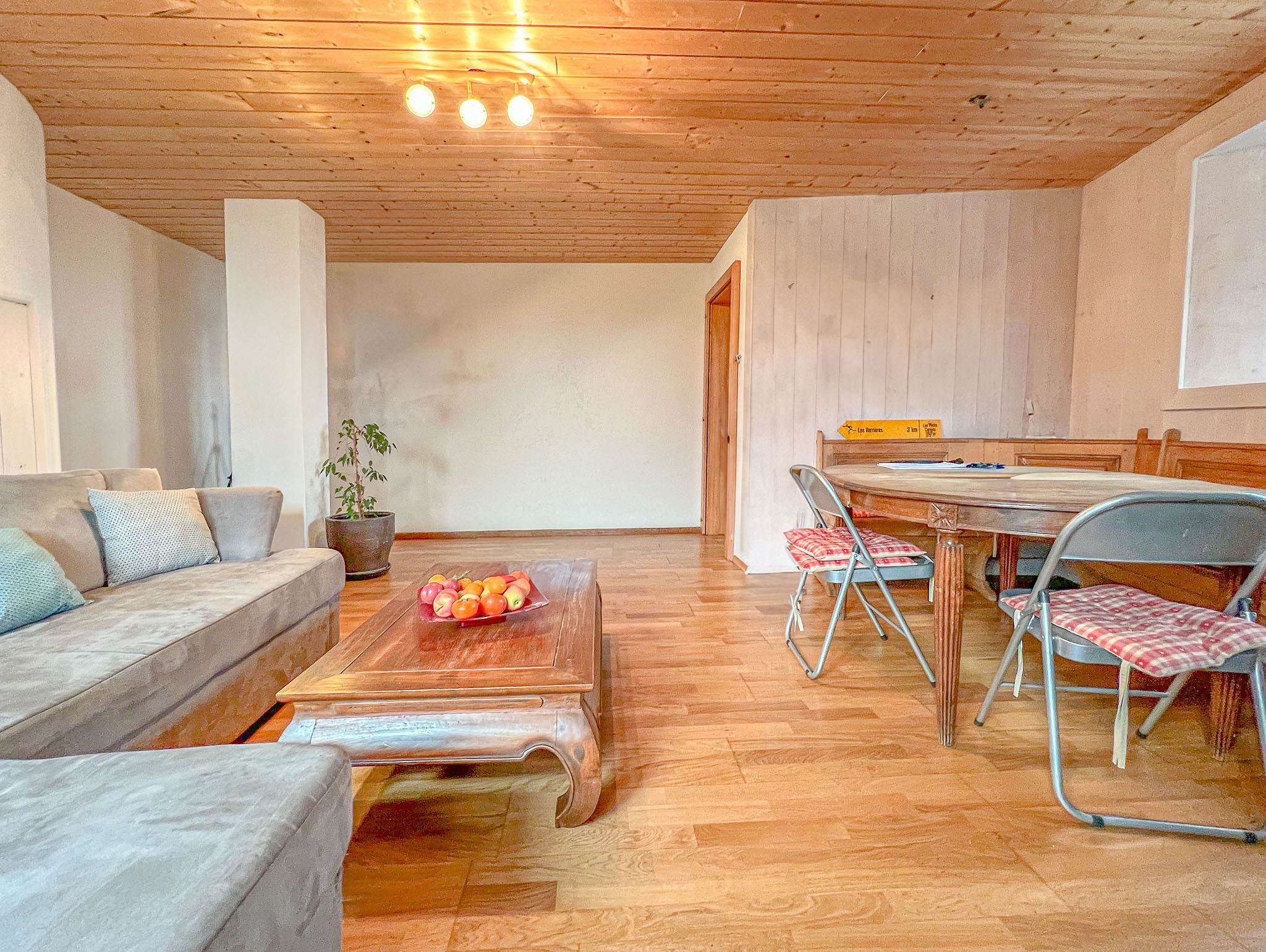 Espace salon/salle à manger équipé d'un poêle à bois