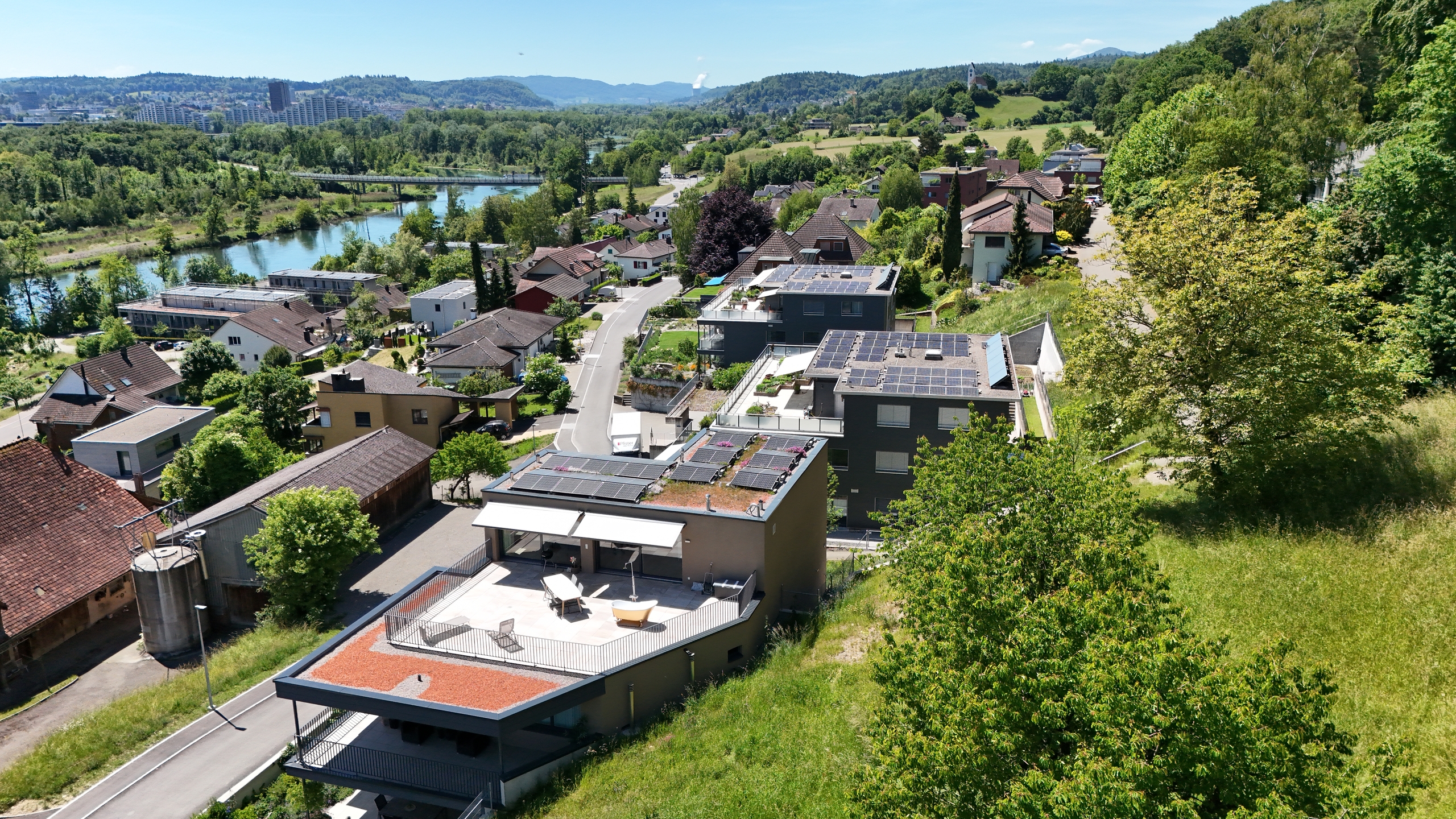 Drohnenbild von oben - Ein Zuhause mit einzigartiger Privatsphäre
