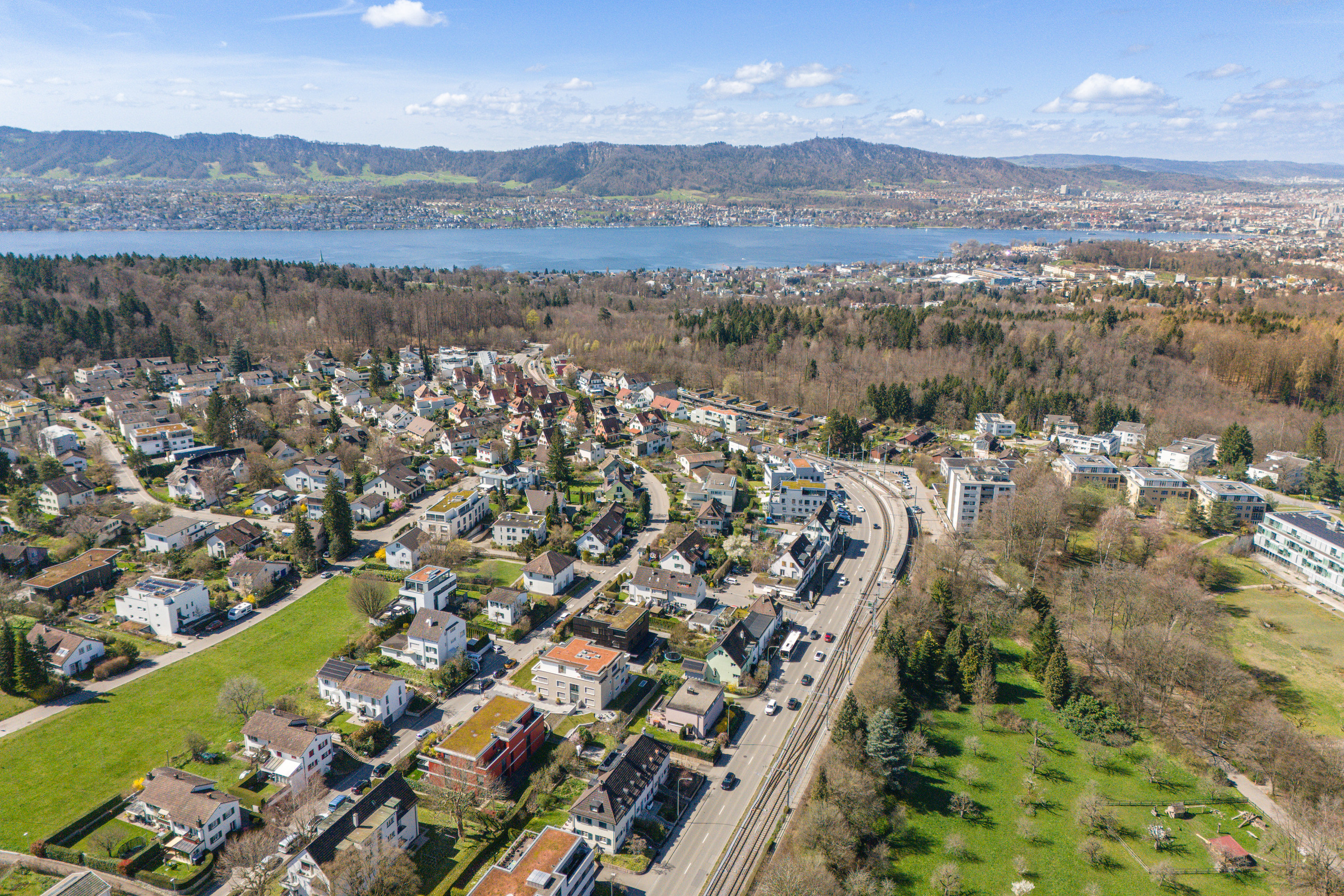 Ein kleiner Sprung vom Zürichsee und der Stadt Zürich entfernt. 