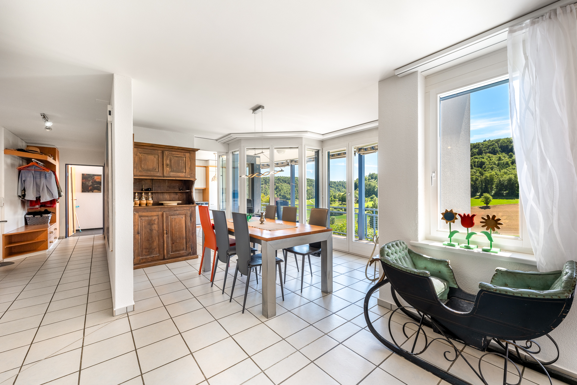 Esszimmer mit Blick in Flur Esszimmer mit Blick in Flur