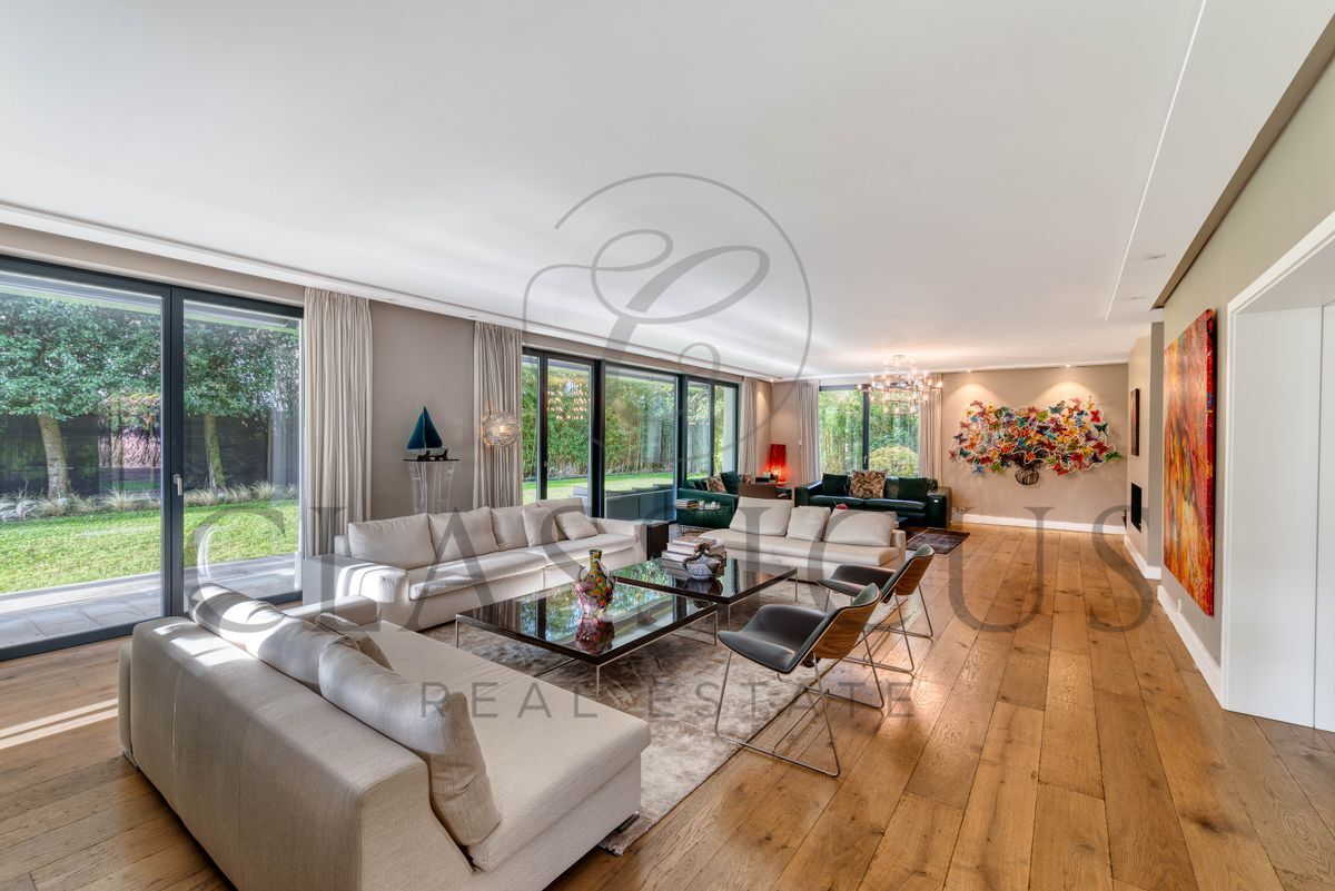 Grand salon avec baies vitrées donnant sur le jardin.