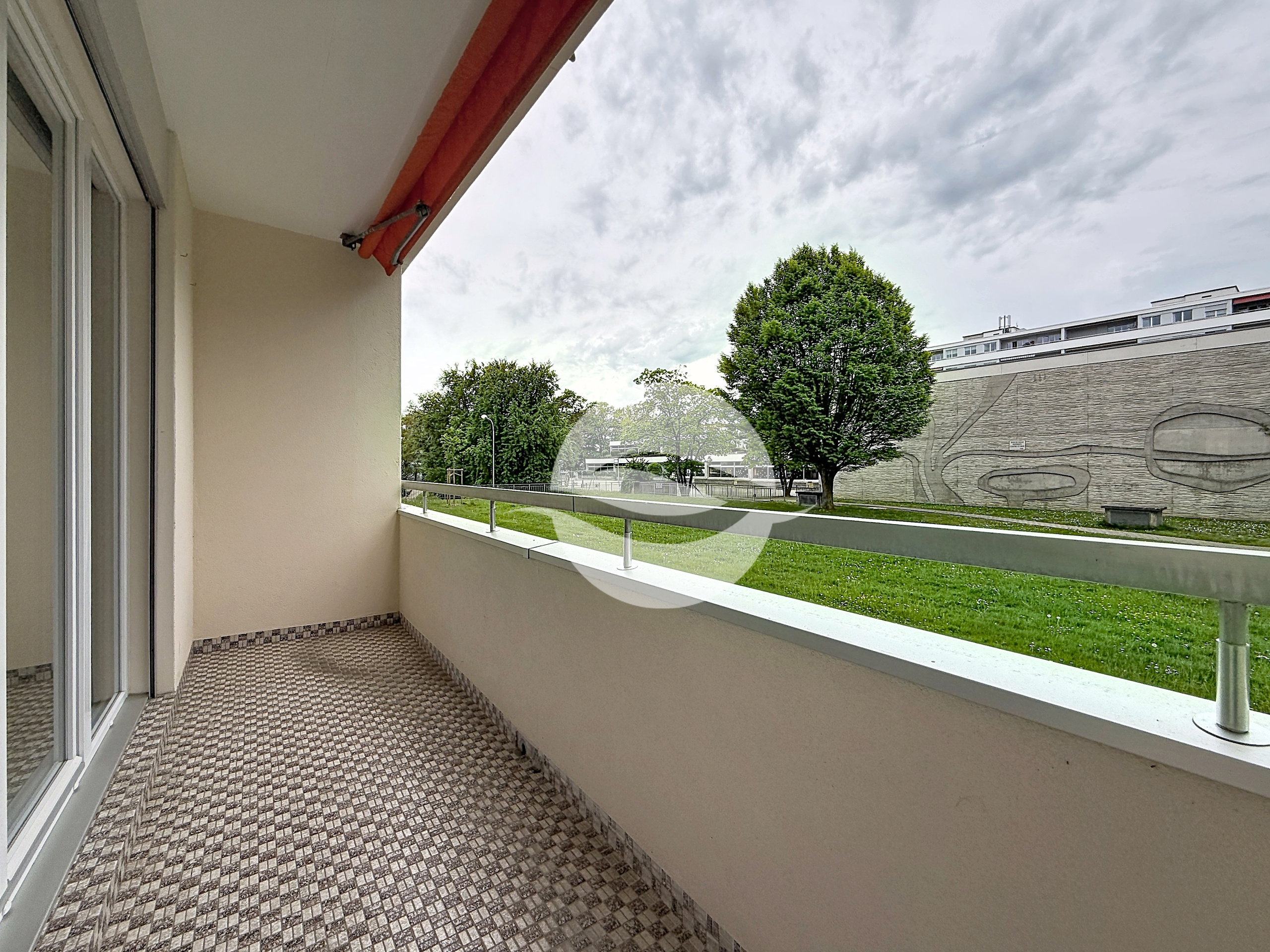 Extérieur : balcon côté Jura