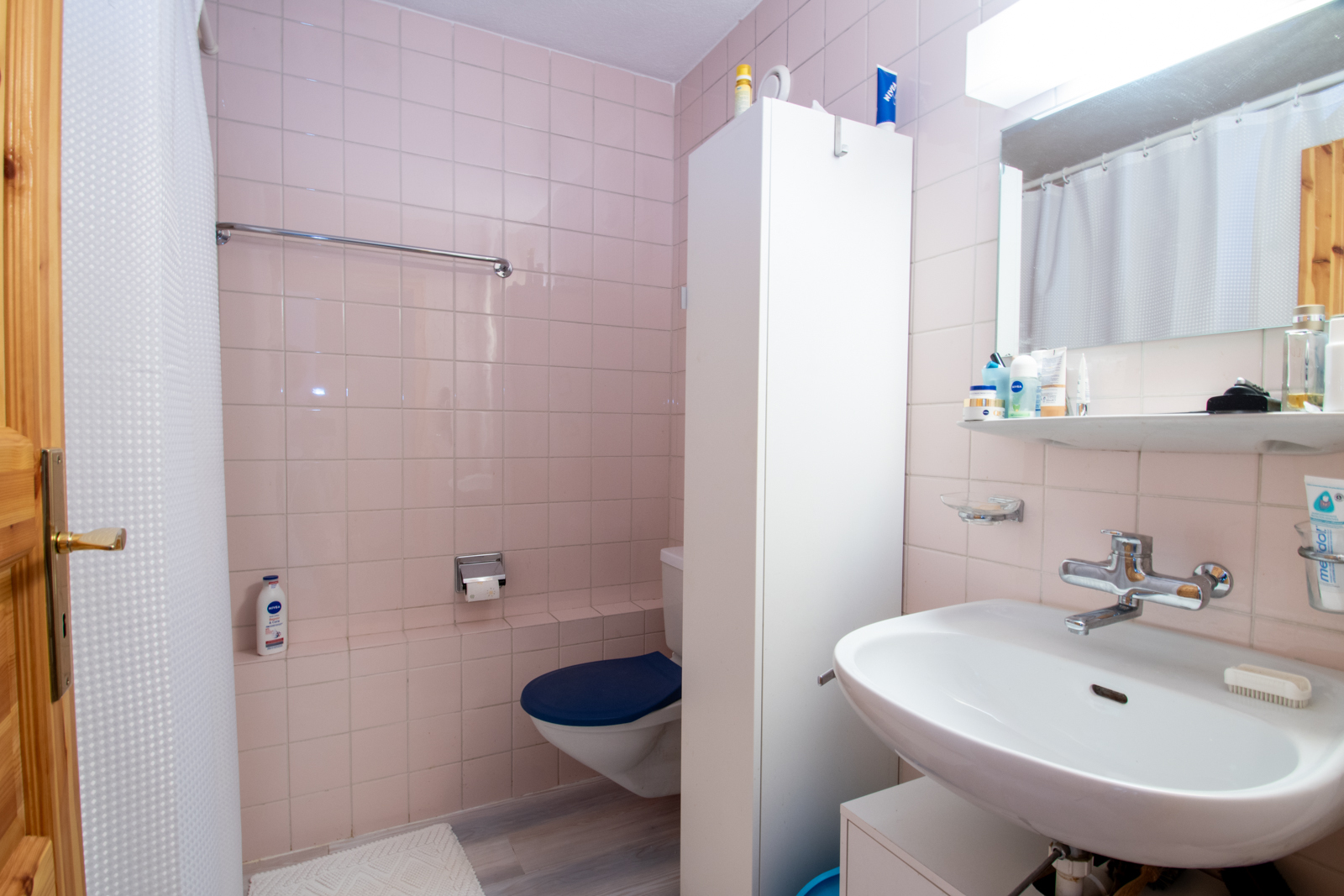 Salle d'eau avec baignoire