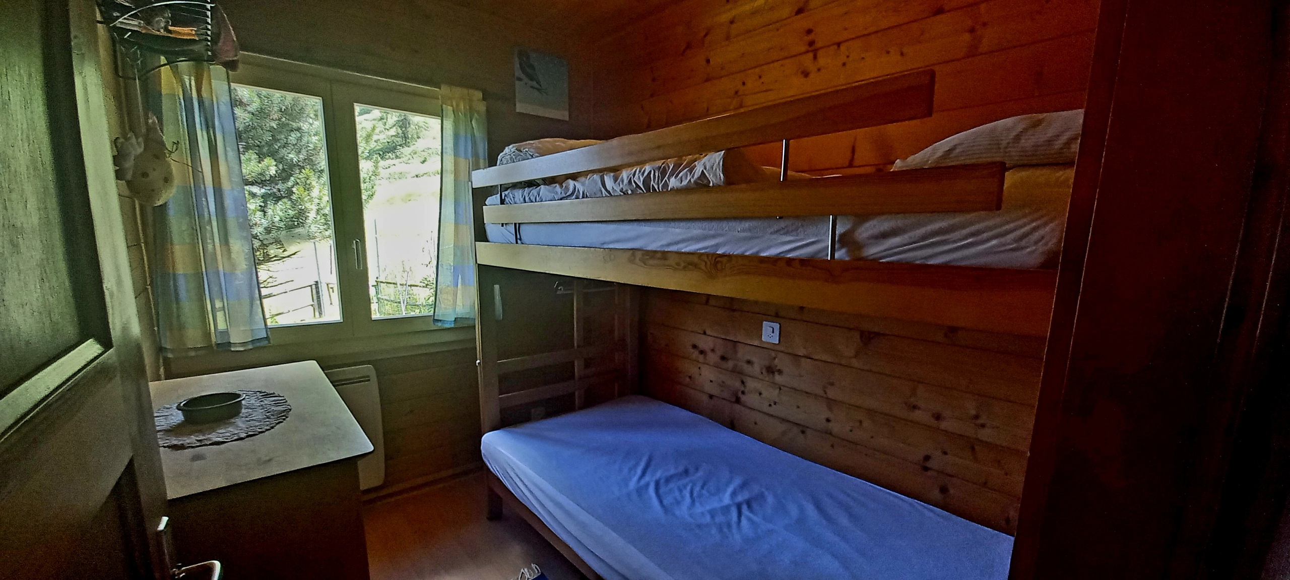 Petite chambre avec lit à étage 