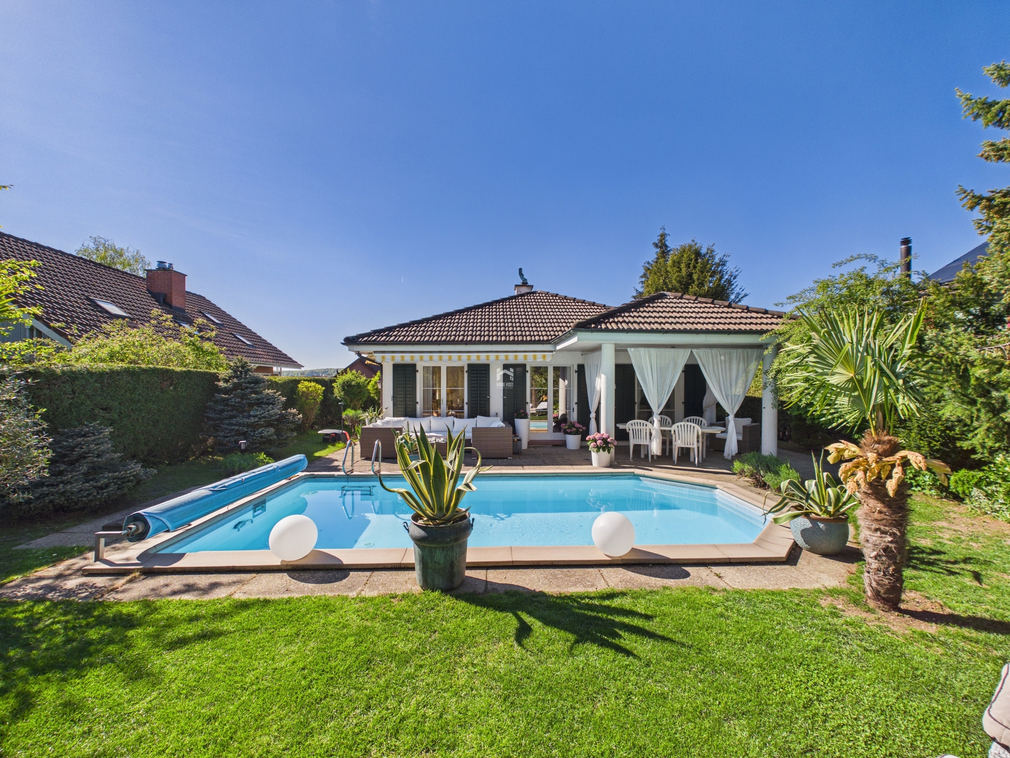 Gartenansicht mit Pool