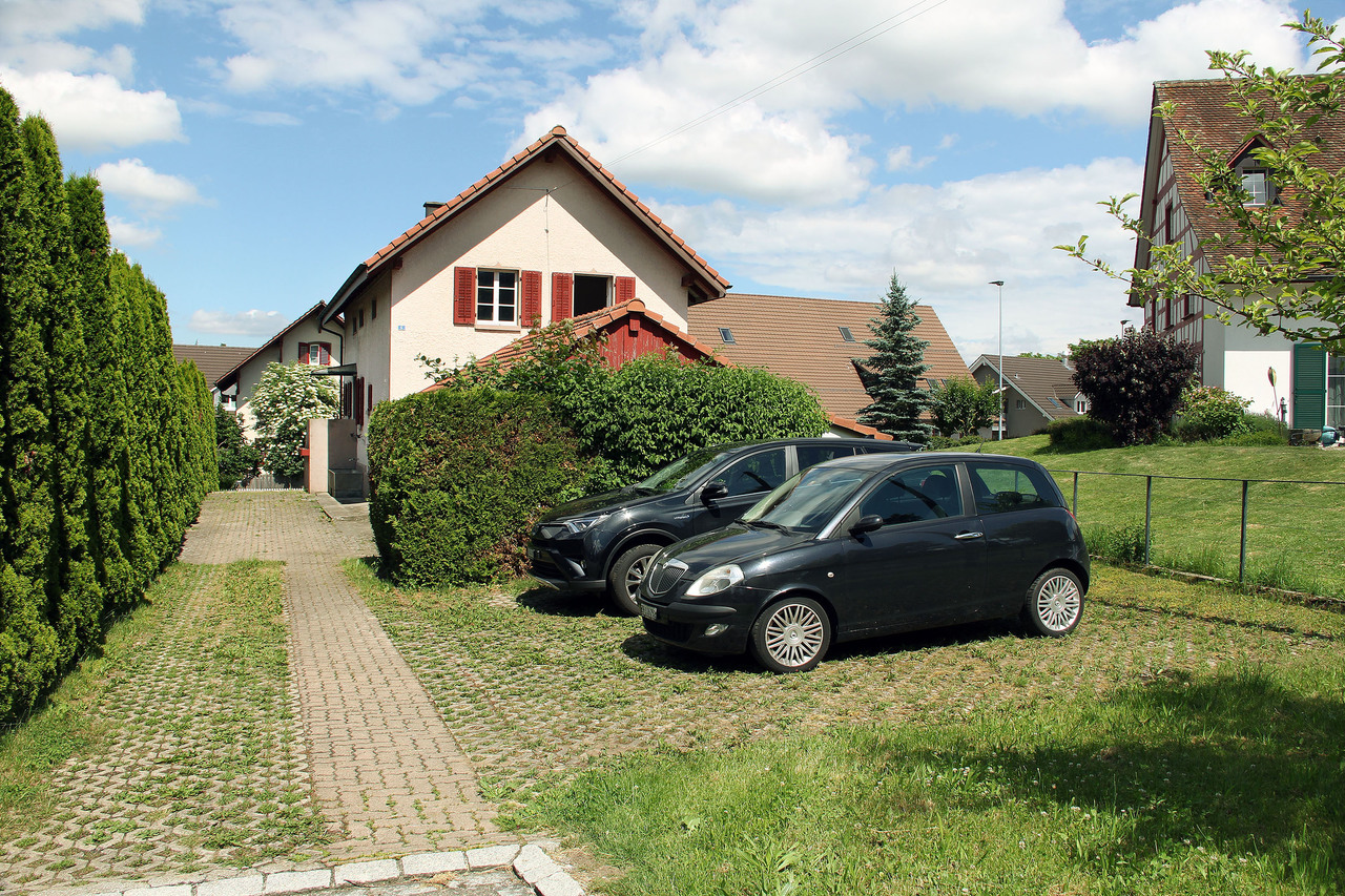 Zufahrt mit Abstellplätzen
