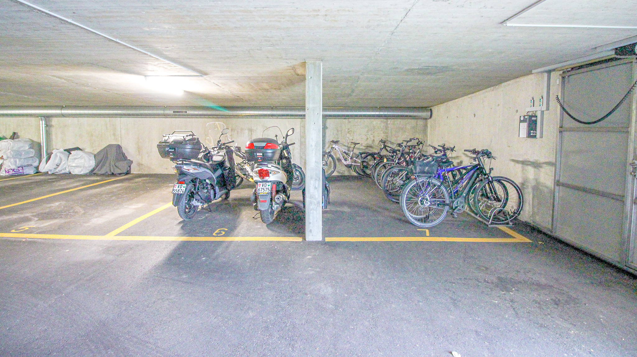 Places communes pour les motos et vélos