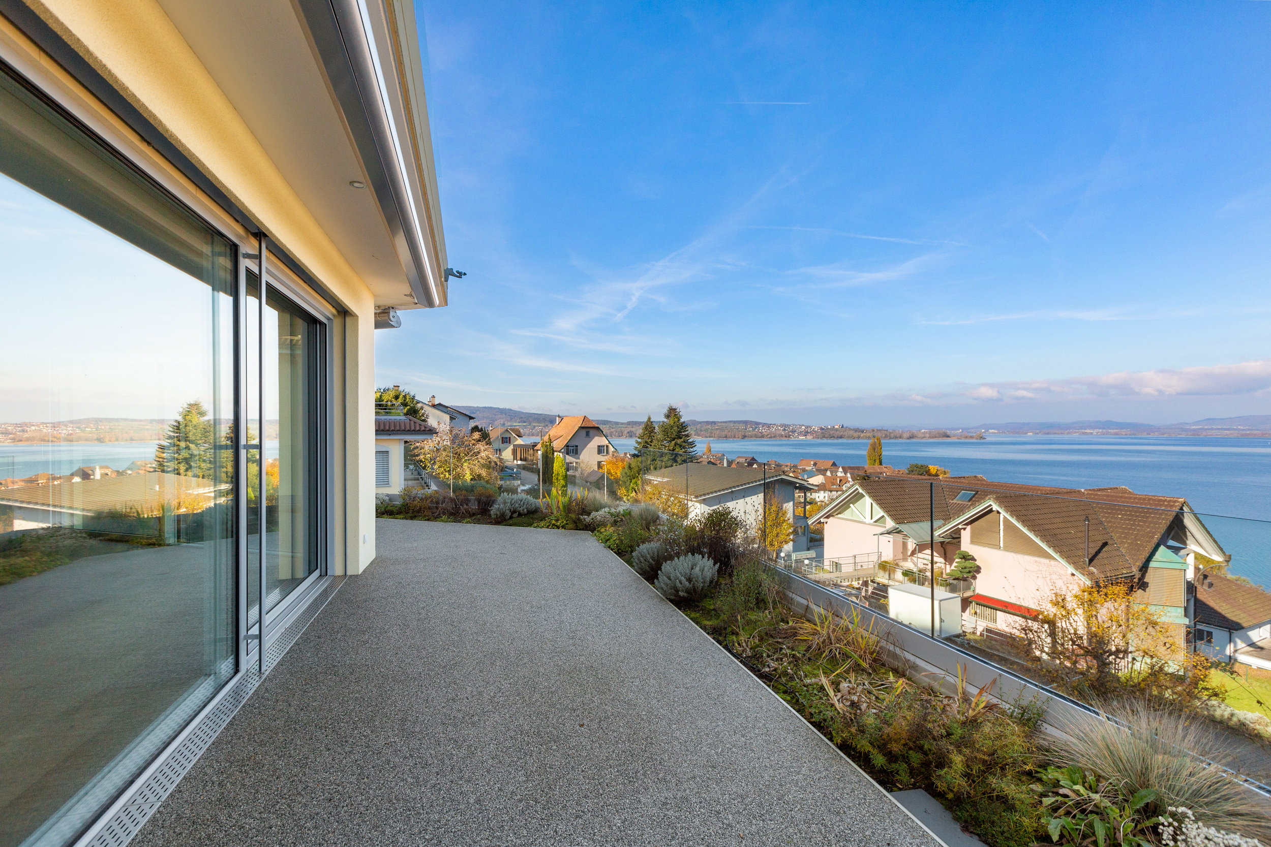 Öffnen Sie die Schiebetüren und geniessen Sie die Magie der Seeluft. Öffnen Sie die Schiebetüren und geniessen Sie die Magie der Seeluft.