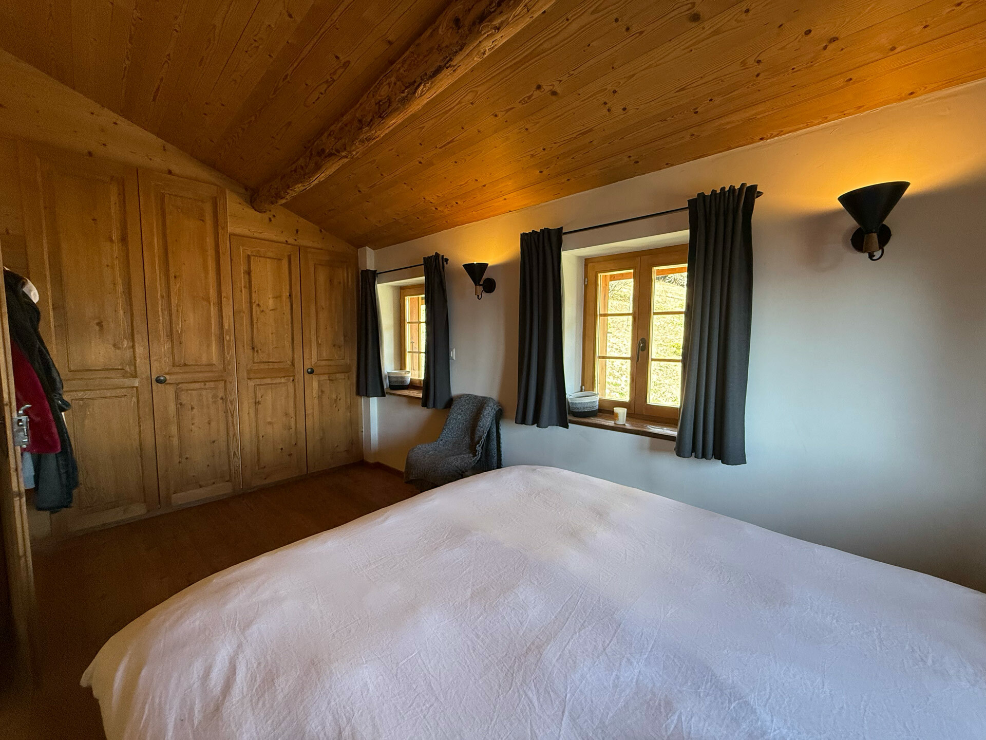 Première chambre avec armoires de rangement Première chambre avec armoires de rangement