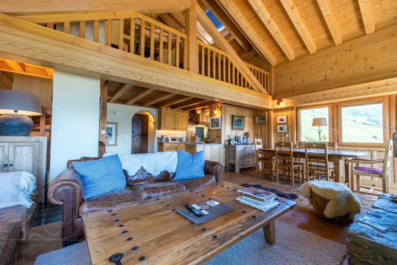 Espace de vie ouvert avec salon, salle à manger et cuisine en bois – Chalet Le Varouet  à vendre - Verbier