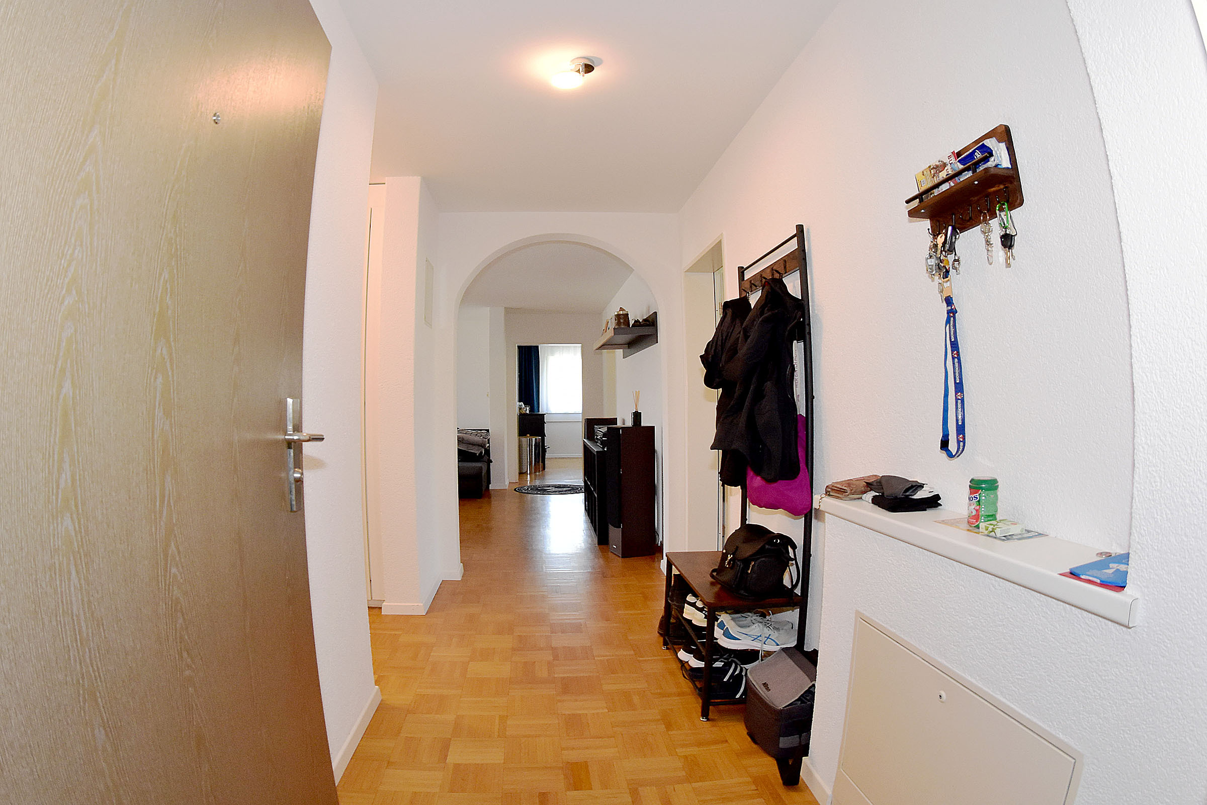 Bitte treten Sie ein ...