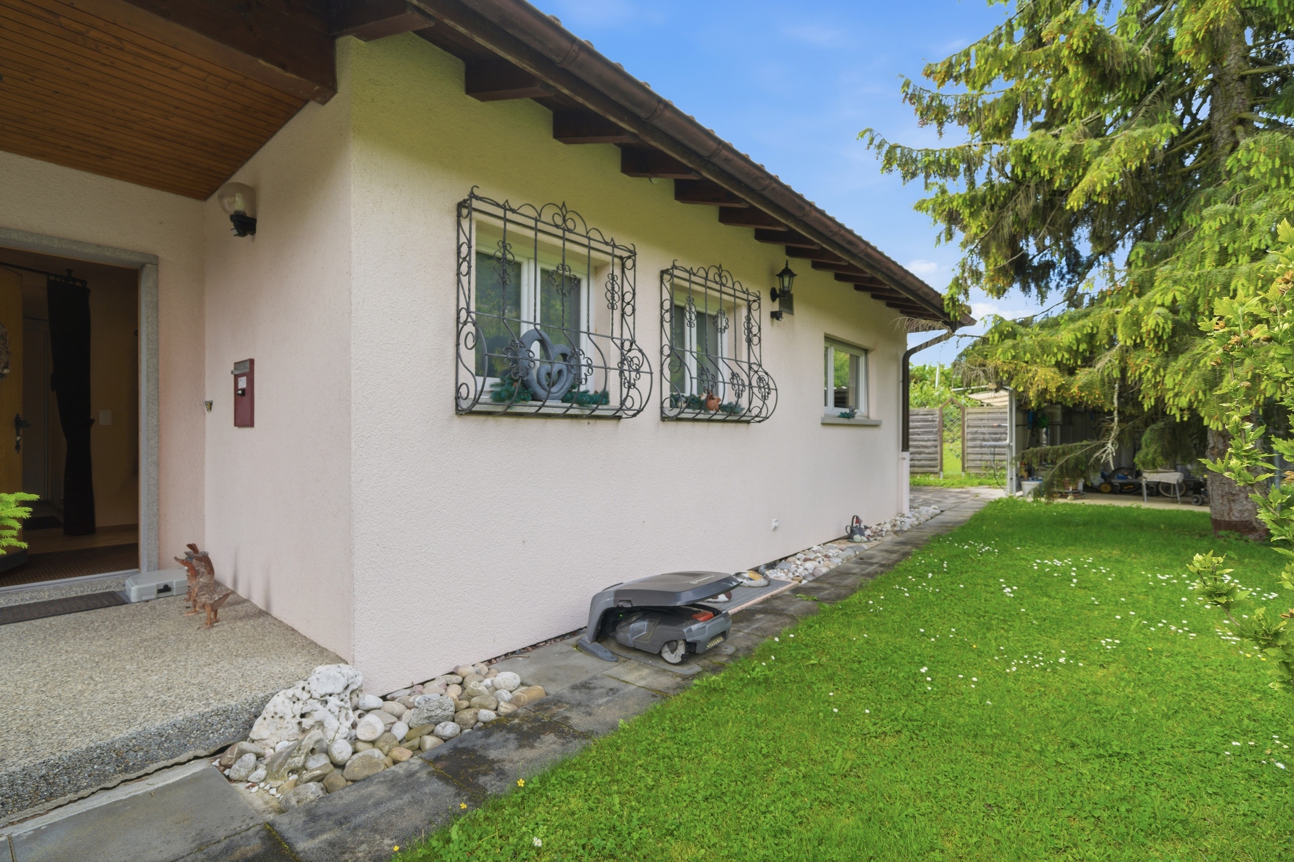 Exterior view 6