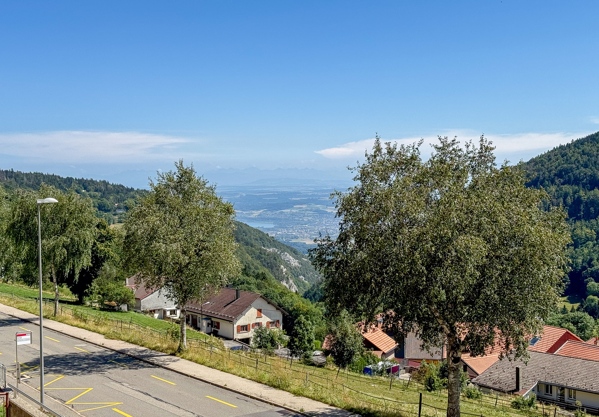 Beau dégagement sur la plaine depuis le balcon Beau dégagement sur la plaine depuis le balcon