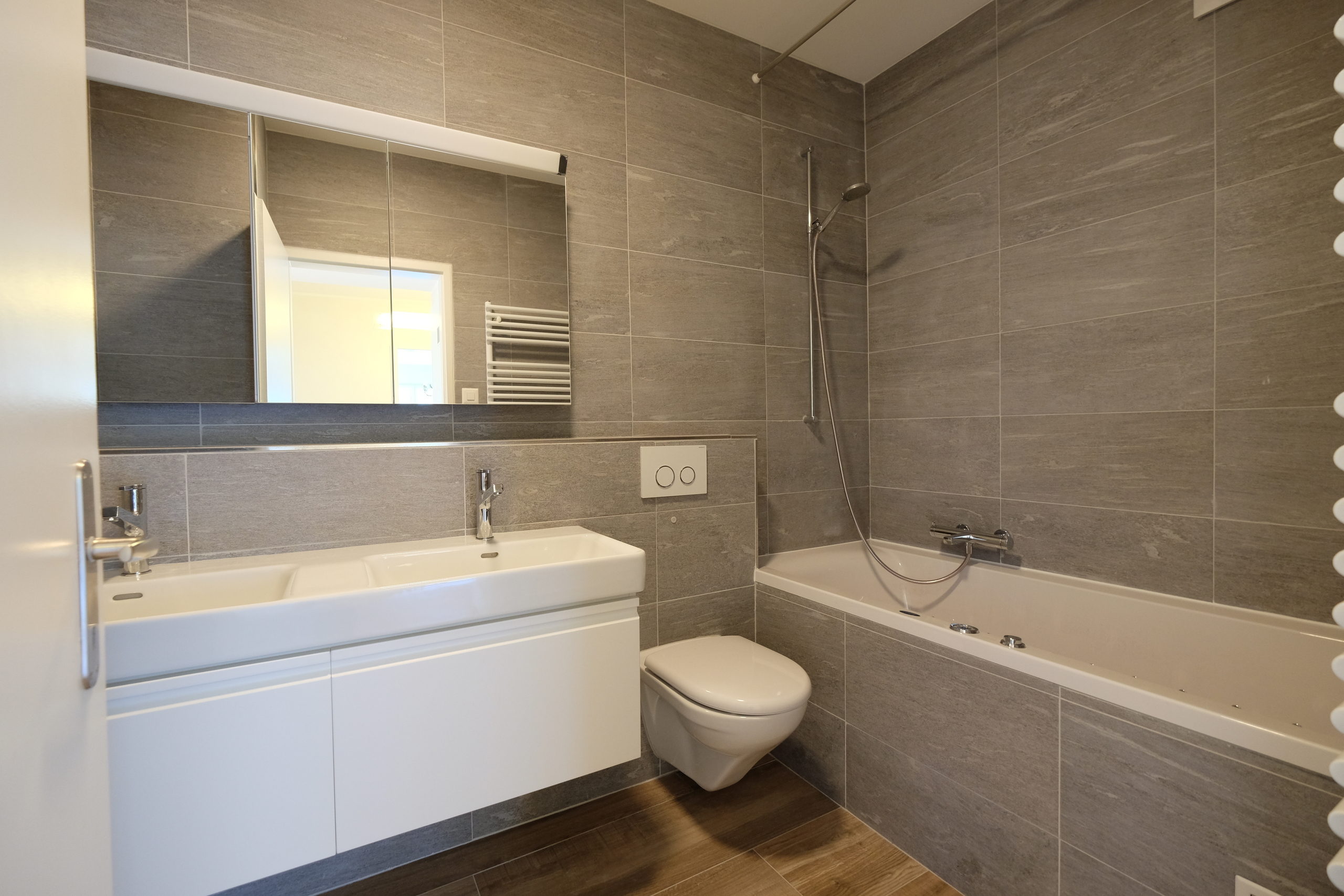 Badezimmer mit Whirlpool Badewanne Badezimmer mit Whirlpool Badewanne