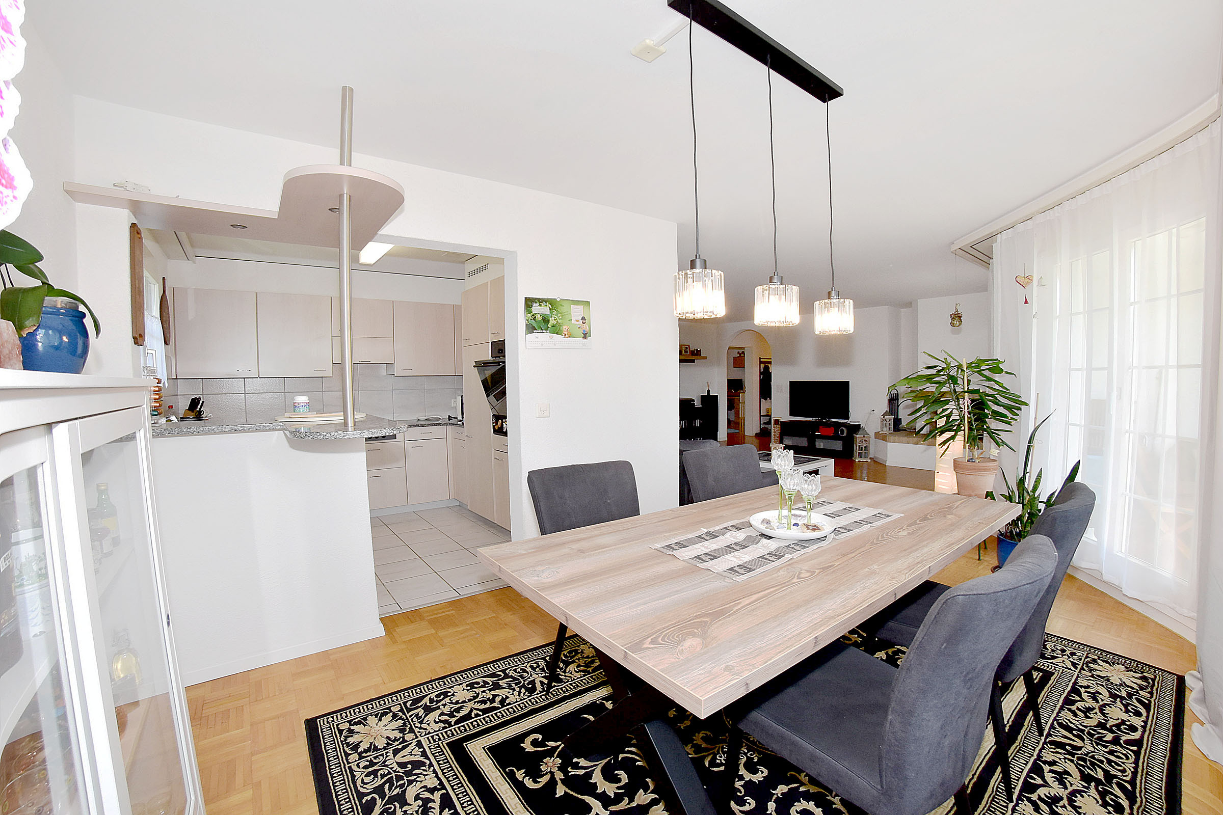 Der helle Essbereich mit offener Küche