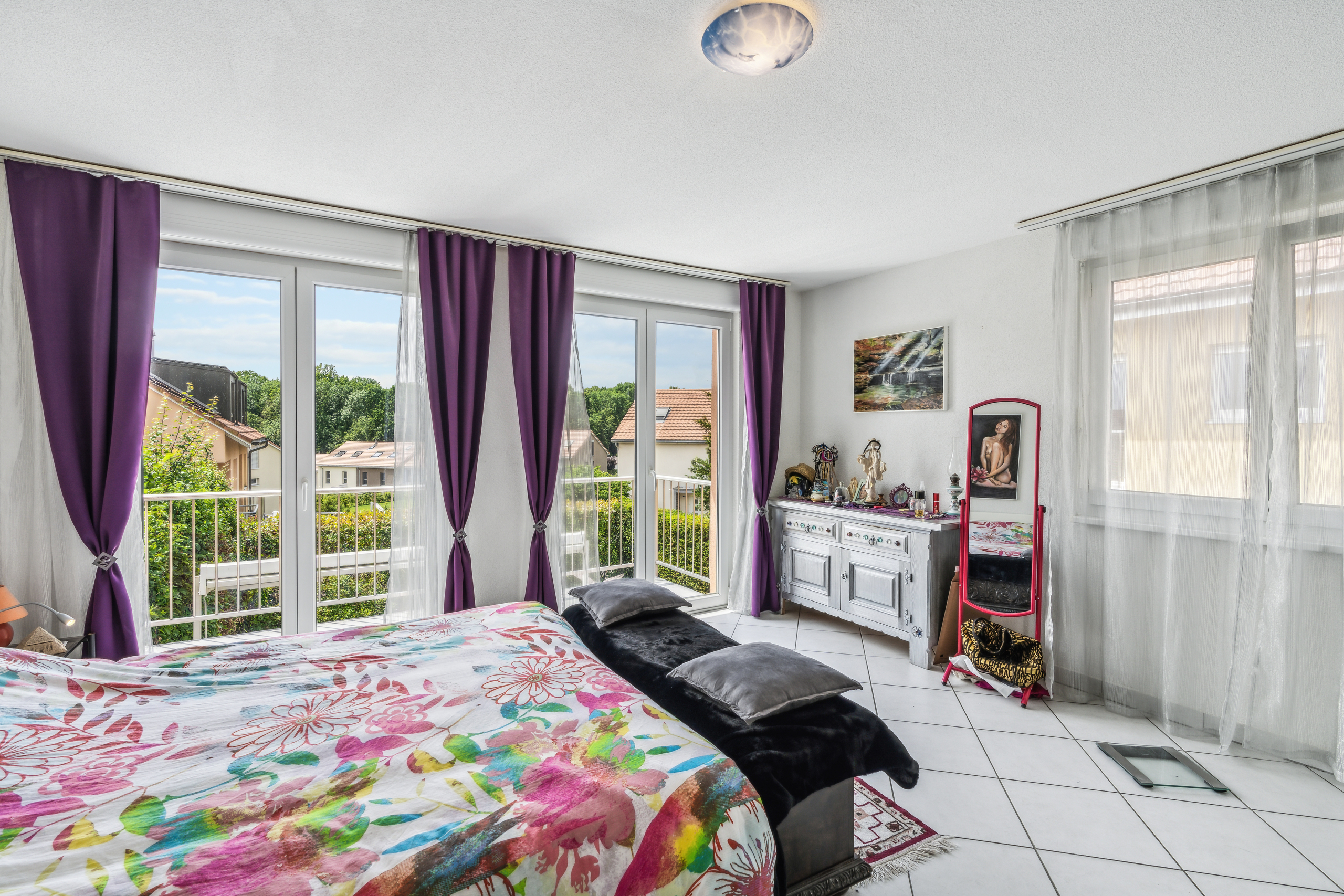 Elternschlafzimmer mit Zugang zum Balkon