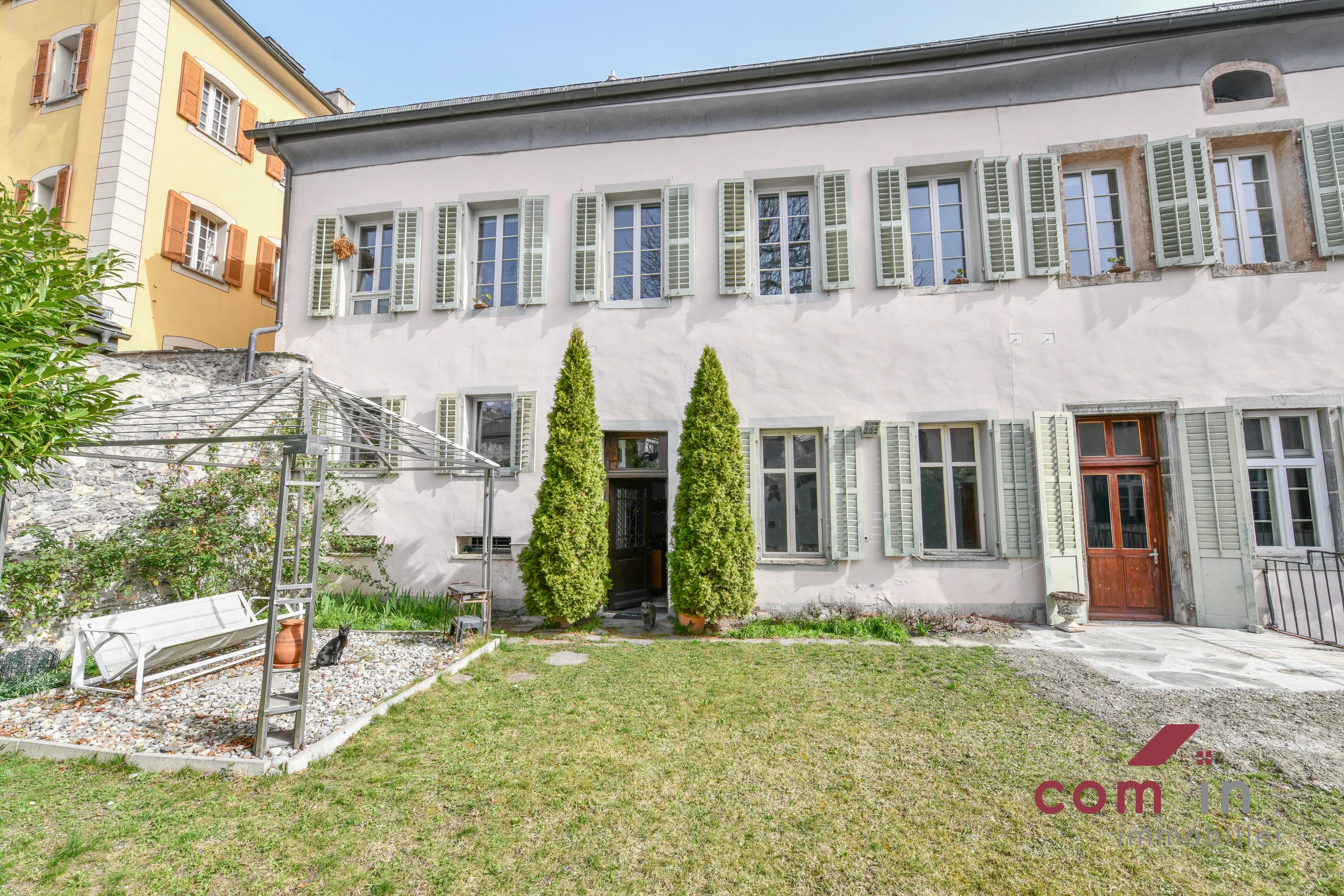 jardin de 132 m2 attenant à l'appartement, côté cour (Ouest)