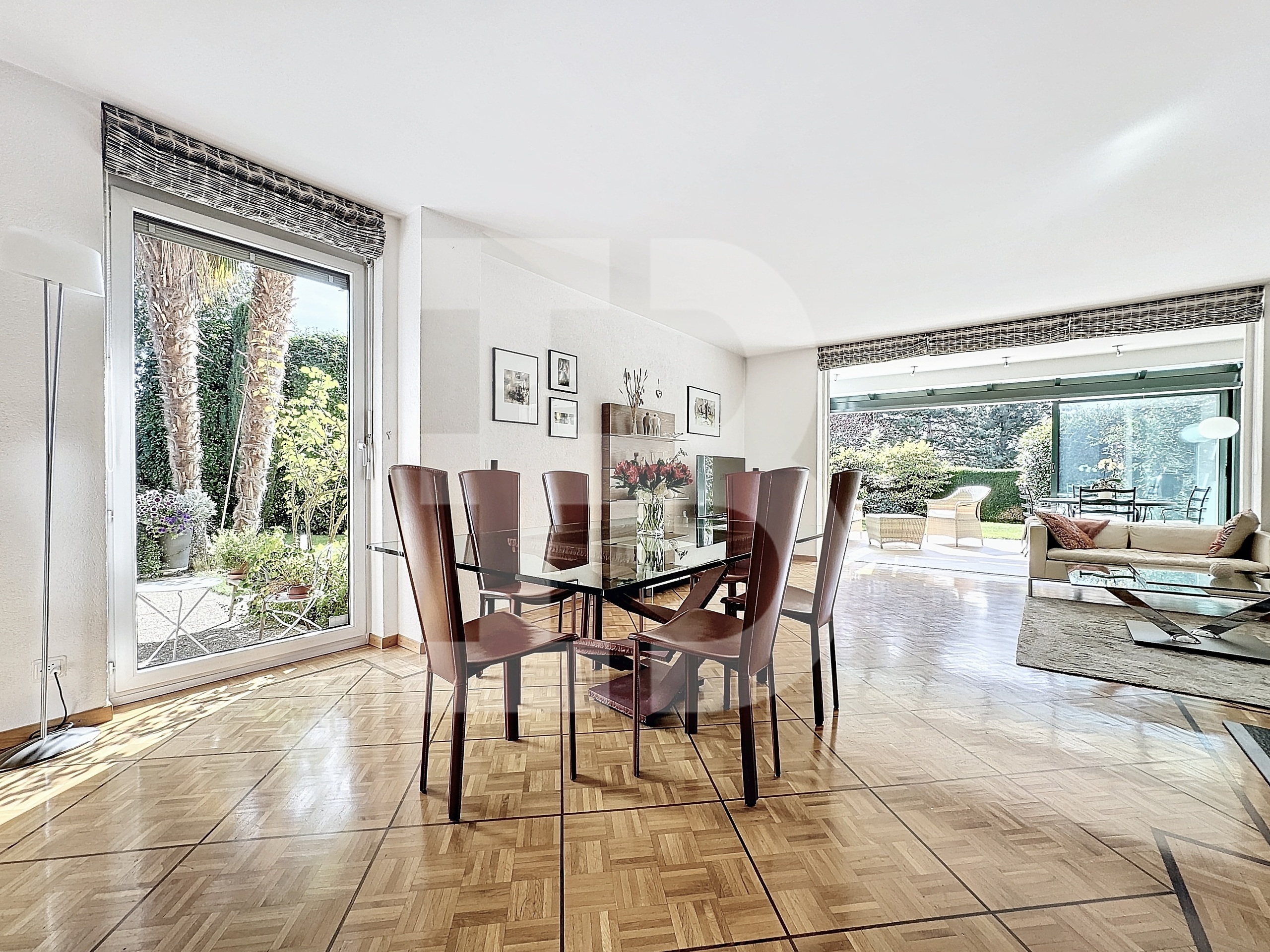 Séjour avec cheminée et salle à manger Séjour avec cheminée et salle à manger