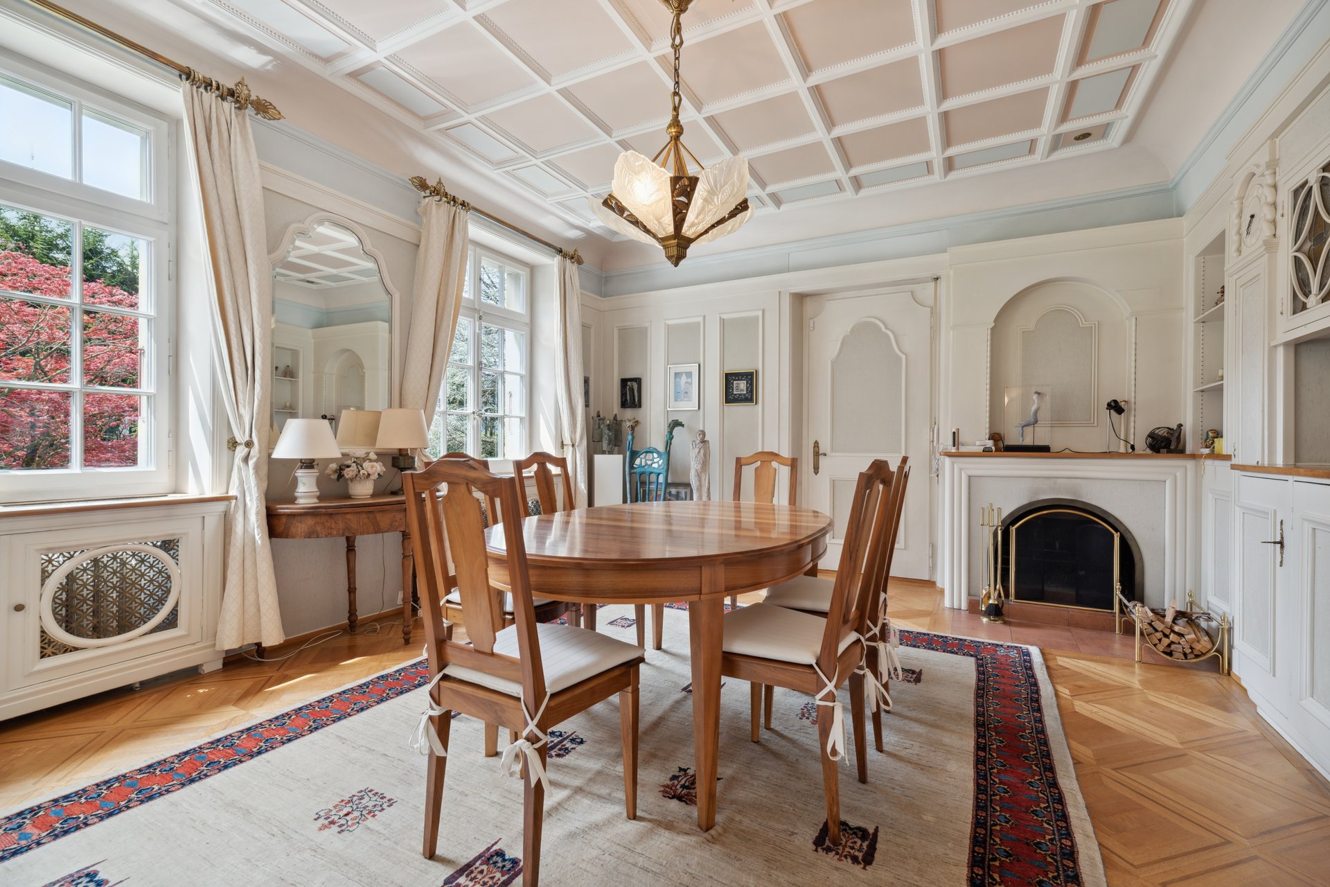 Esszimmer mit Kamin und Zugang zur Terrasse