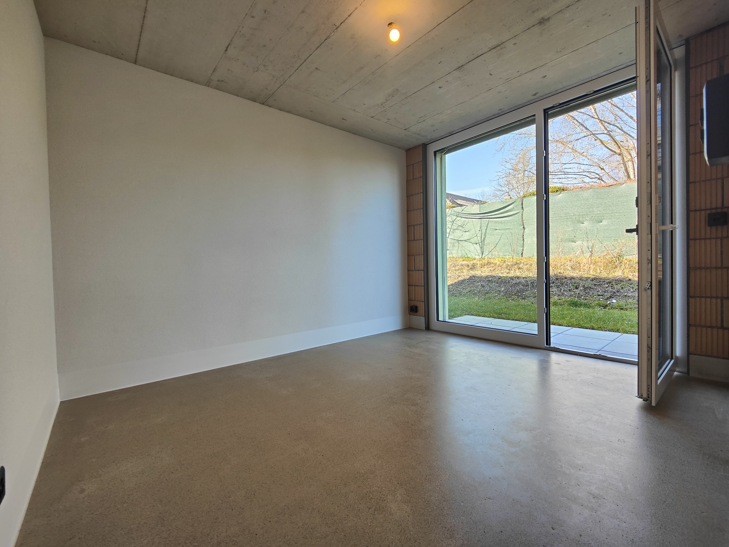 Chambre 2 en bas avec accès jardin