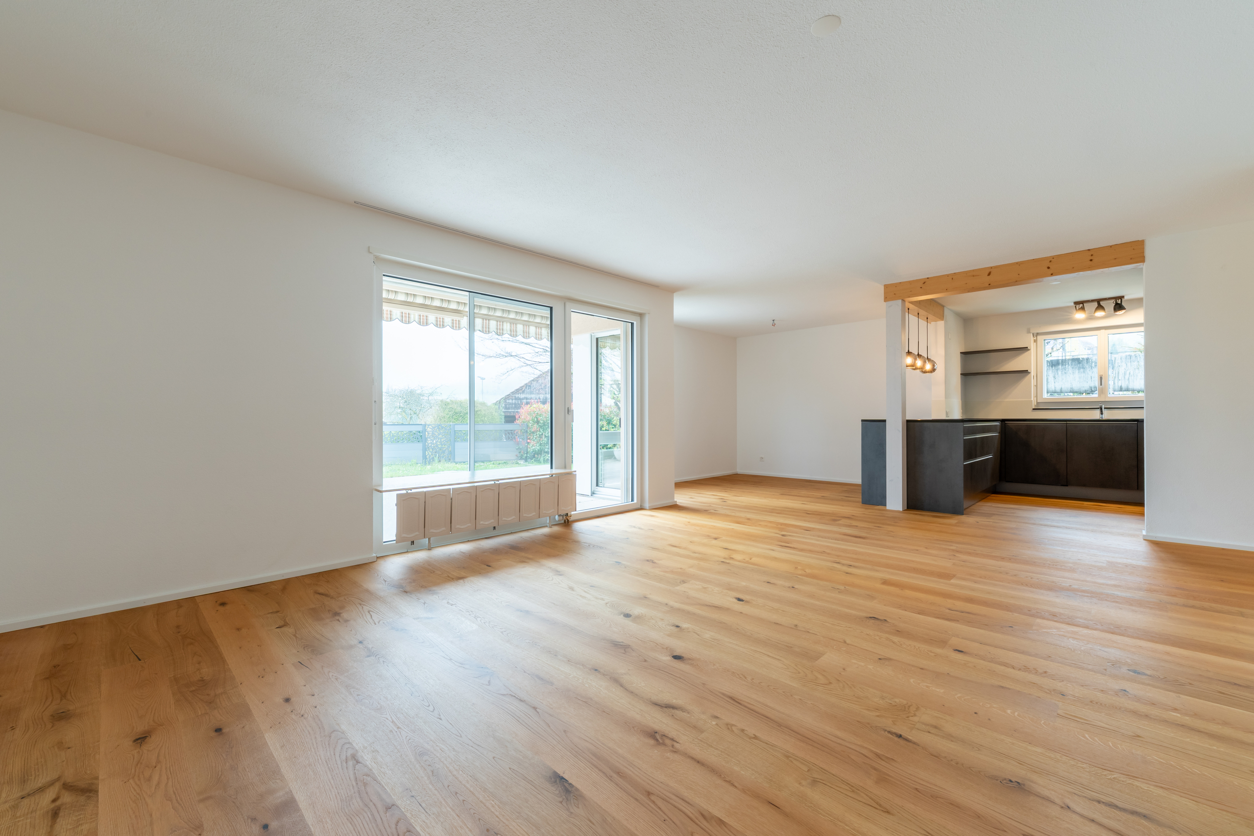 Wohnzimmer mit Küche und Essbereich