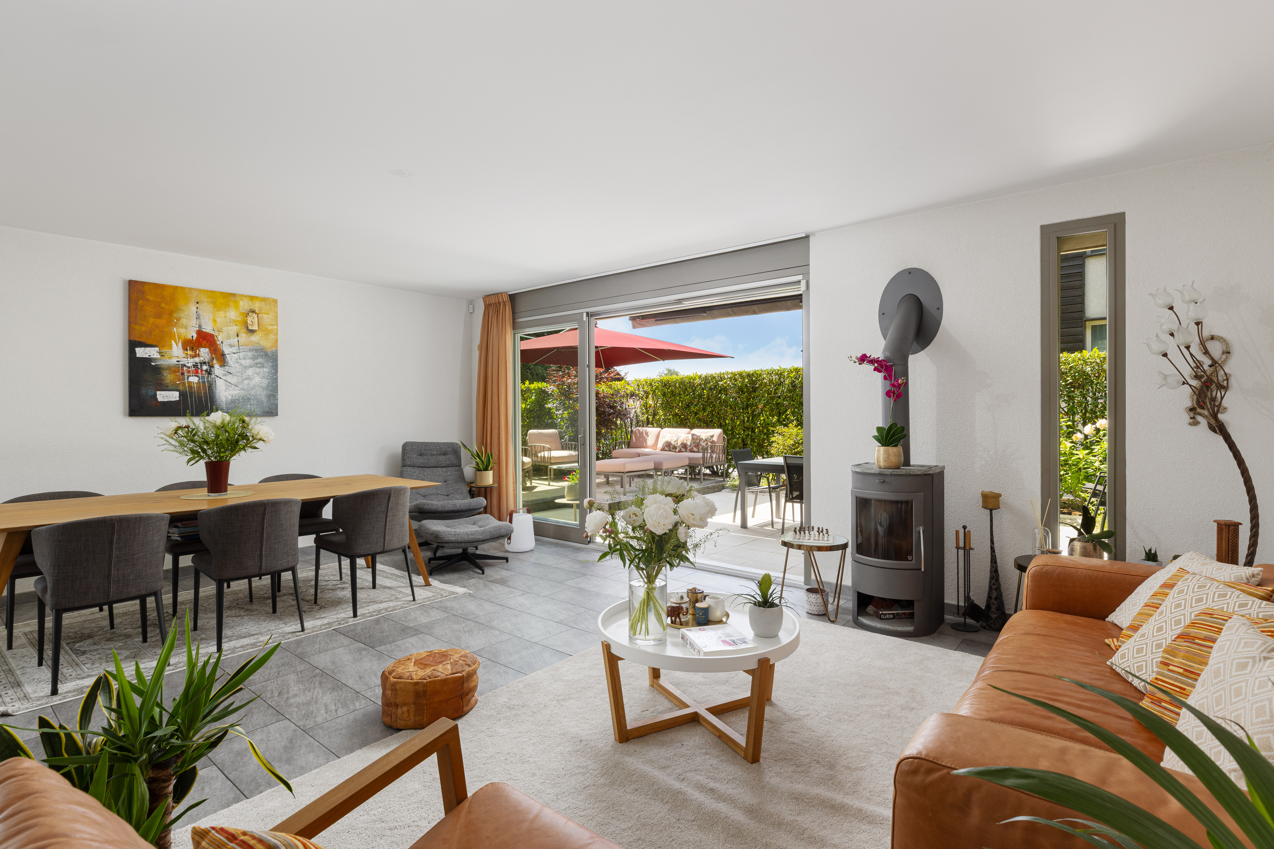 Salon avec poêle et accès terrasse/jardin