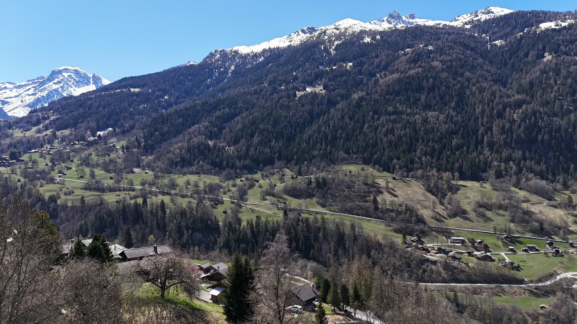 Vue exceptionnelle sur les montagnes et le fond de vallée Vue exceptionnelle sur les montagnes et le fond de vallée