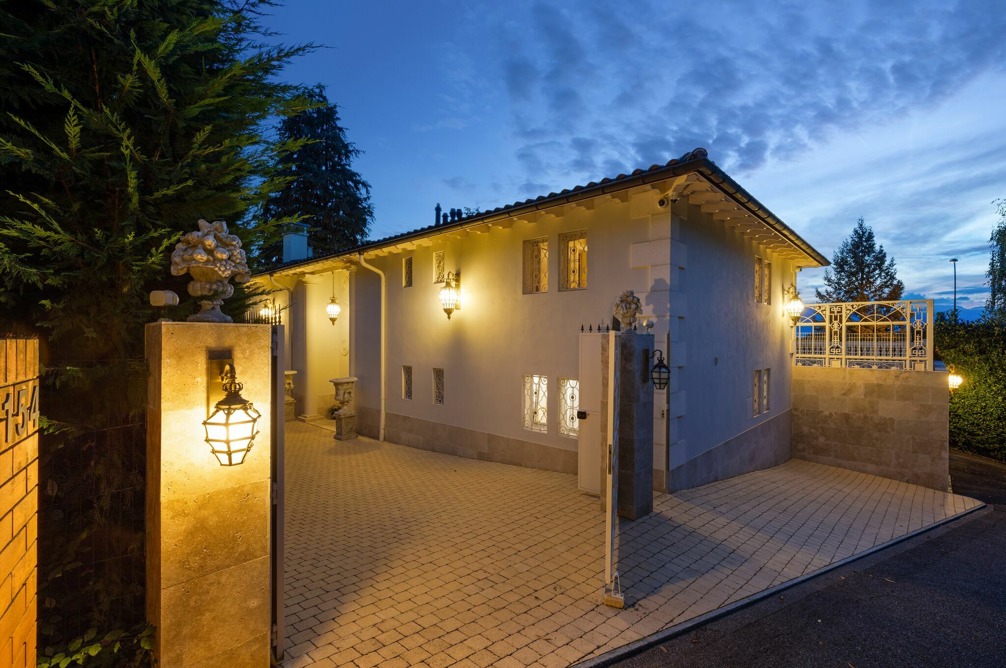 Entrée de la propriété de nuit