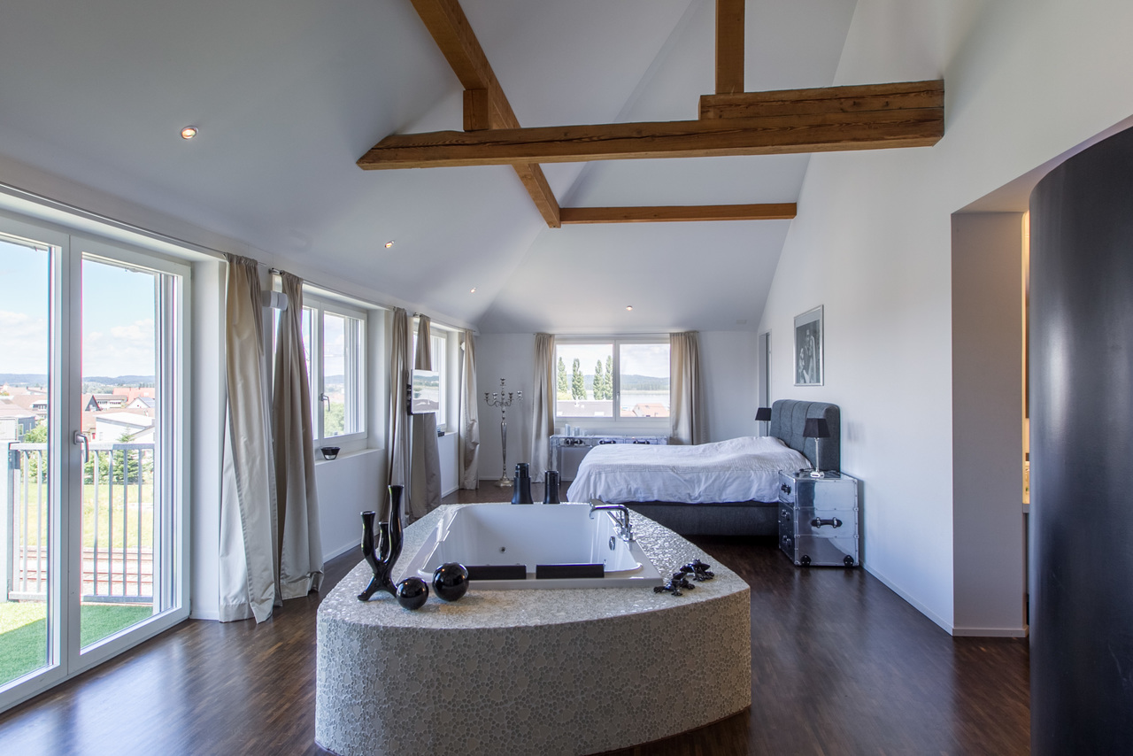 Masterbedroom mit Seesicht, Whirlpool, Duschschnecke, Bad & Ankleide. Masterbedroom mit Seesicht, Whirlpool, Duschschnecke, Bad & Ankleide.