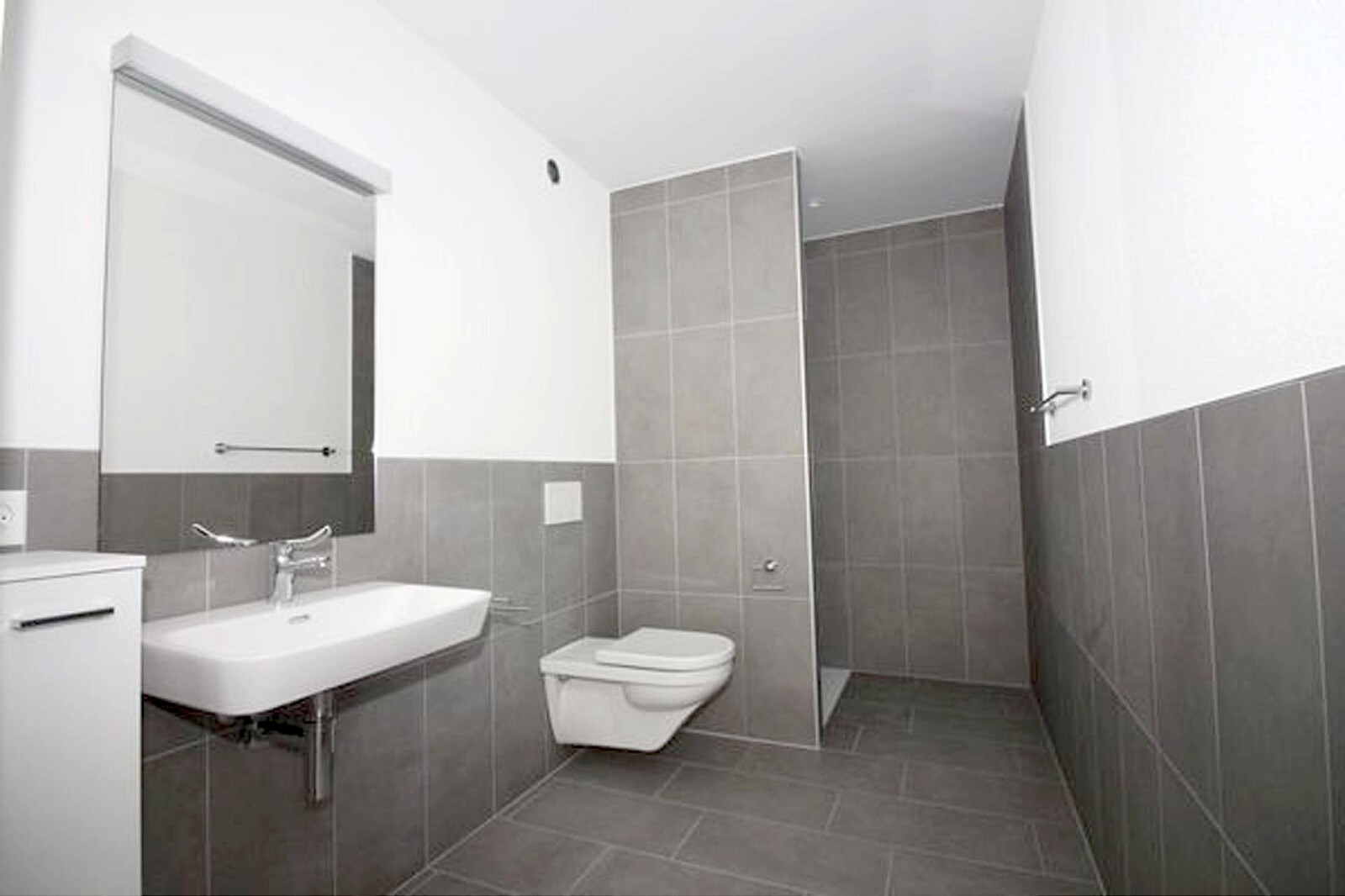 Salle de douche + WC Salle de douche + WC